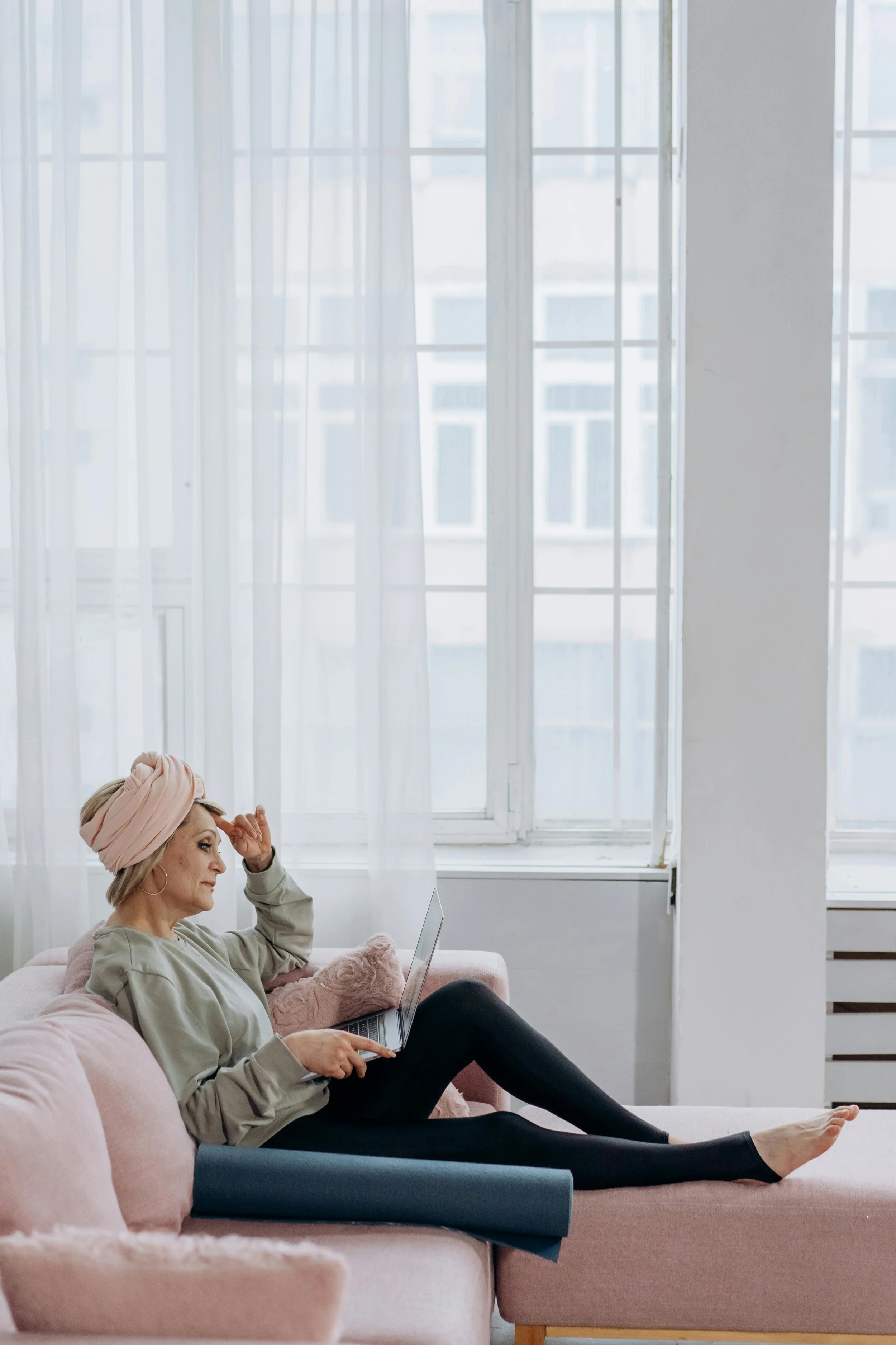 Woman doing tele therapy in Kentucky with a psychologist at L.E. Psych