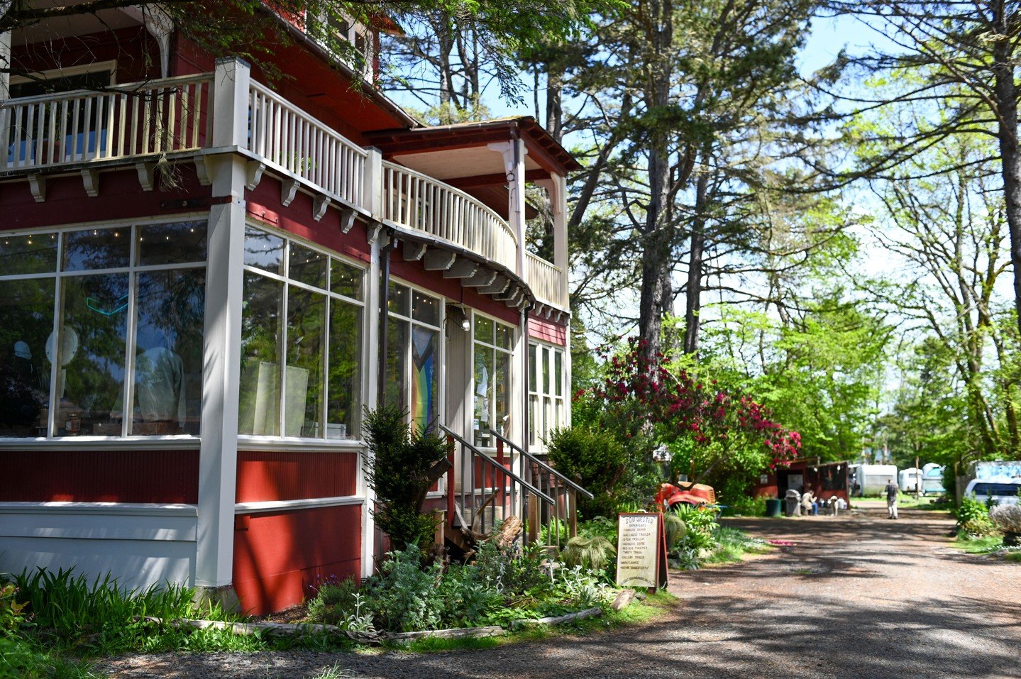 Our lush, tree-lined grounds are made for slow mornings and golden evenings, perfect for meandering with coffee in hand or gathering with friends around a fire ring. Picnic tables and quiet outdoor nooks invite you to settle in, take your time, and s