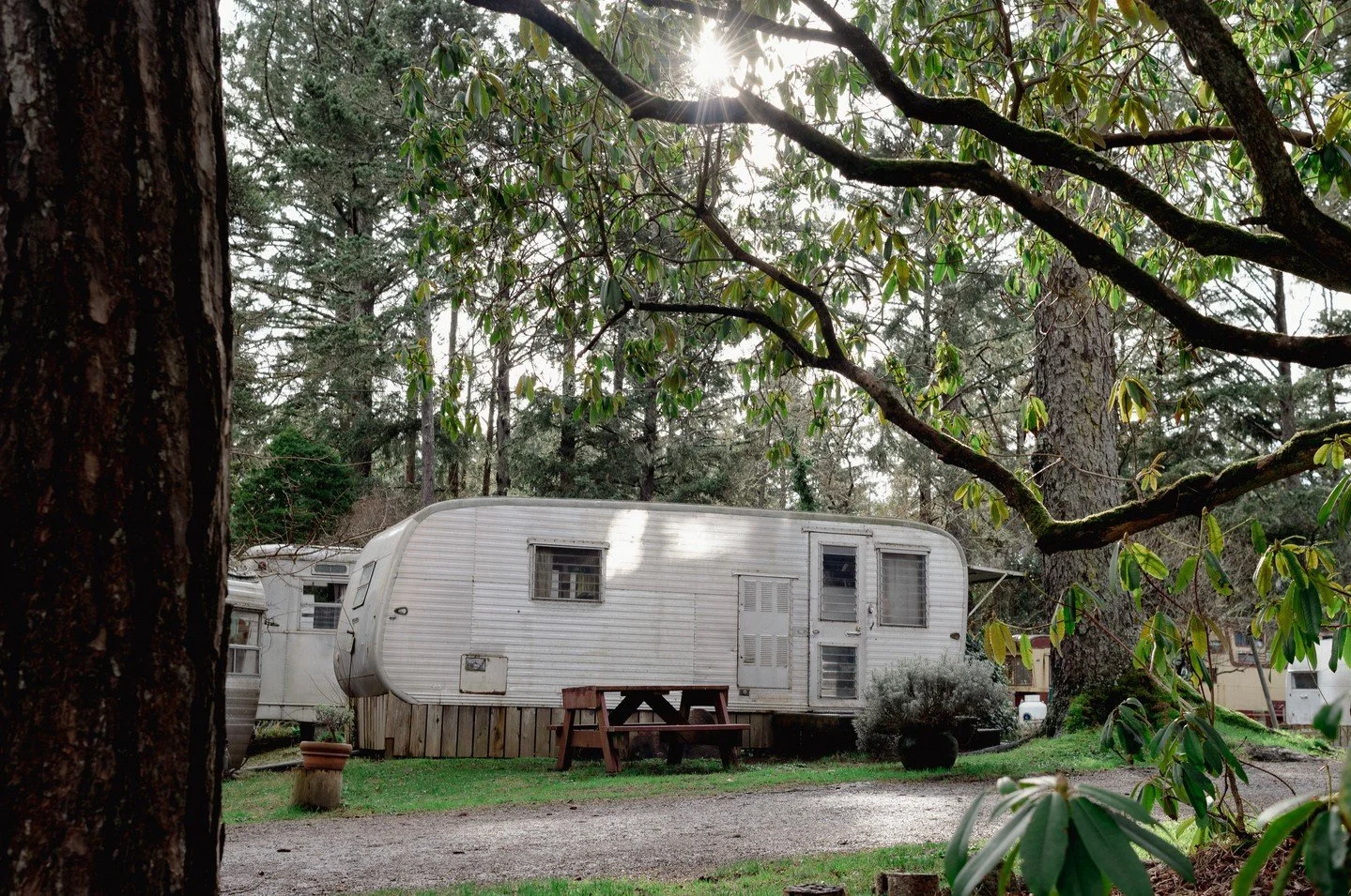 This is a place for slow travel and even slower mornings. For steaming mugs in quiet corners, unhurried walks to the sea, and the kind of rest that softens something inside you.

We believe in gentleness, in not rushing, in moving with the tides.
Com