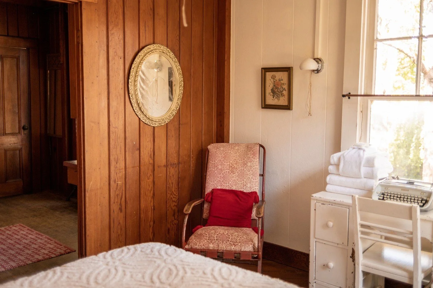 Come as you are and settle into the rhythm of this little coastal town. Cozy up in your nook with a warm meal and a good book. Or branch out and watch the cranberry harvest, chat with a neighbor, make a new friend at the local dive.

Here, the sea me