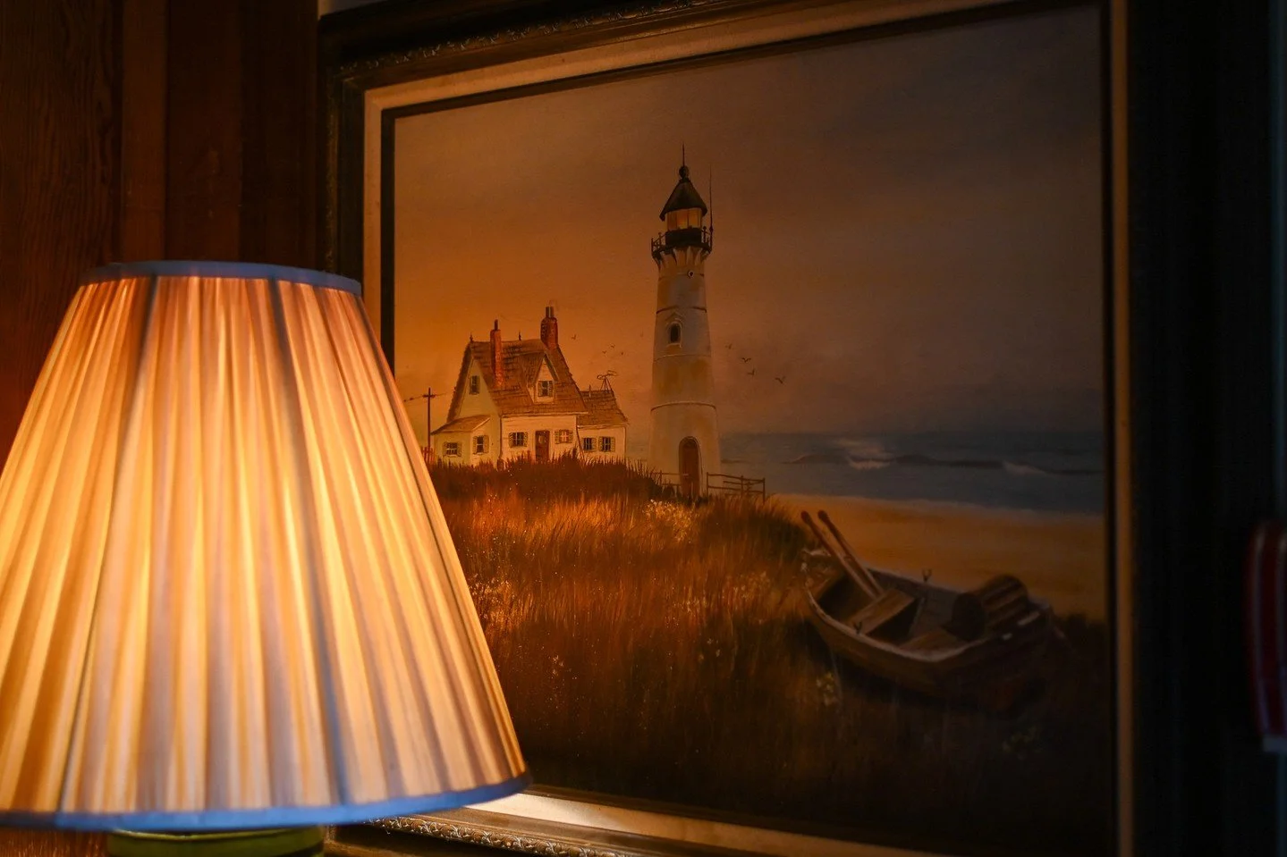 Warm light, well-loved wood, records spinning, and the gentle hum of stories held in these walls for decades.
In the lodge, you are welcome to linger.�Sip your morning coffee by the fire. Work on a puzzle or pull out a nostalgic game. Curl into the v