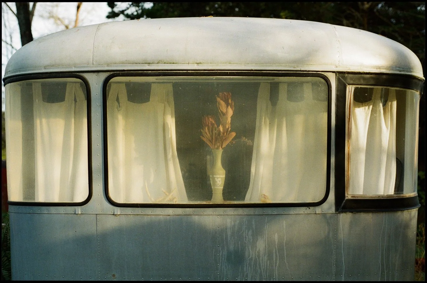 Midweek on the coast has its own kind of feeling.
Foggy mornings, long walks, unstructured time.
Our mini artist residency is a gentle container for returning to your craft and yourself.

No application required. Book your mini artist residency at so