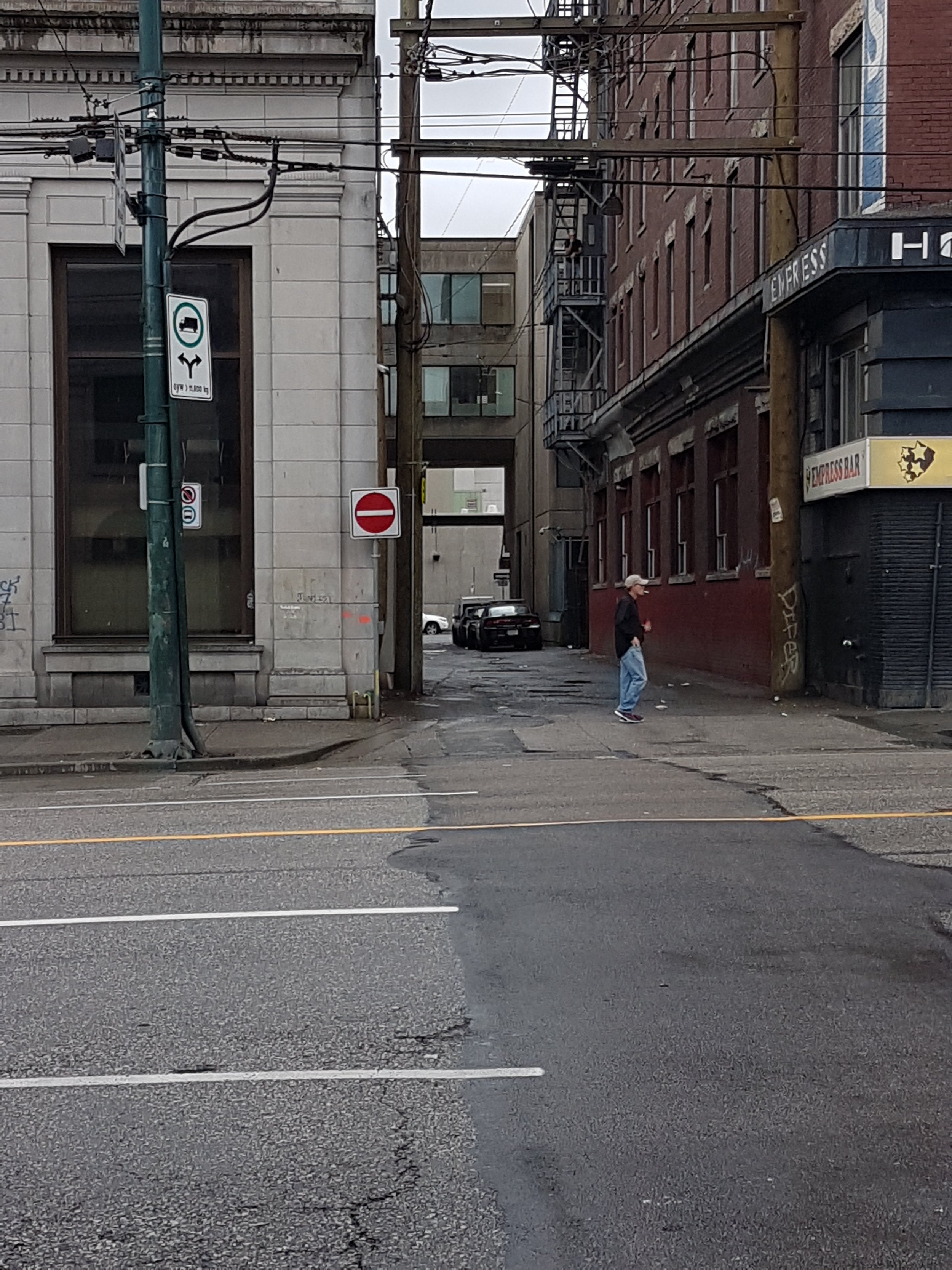  Vancouver Police regularly park cruisers in alleys in the DTES. (Photo: Alexander Kim) 