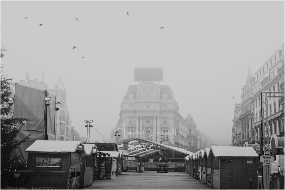 Foggy Market - Very early morning shot of the Brussels xmas market in the fog