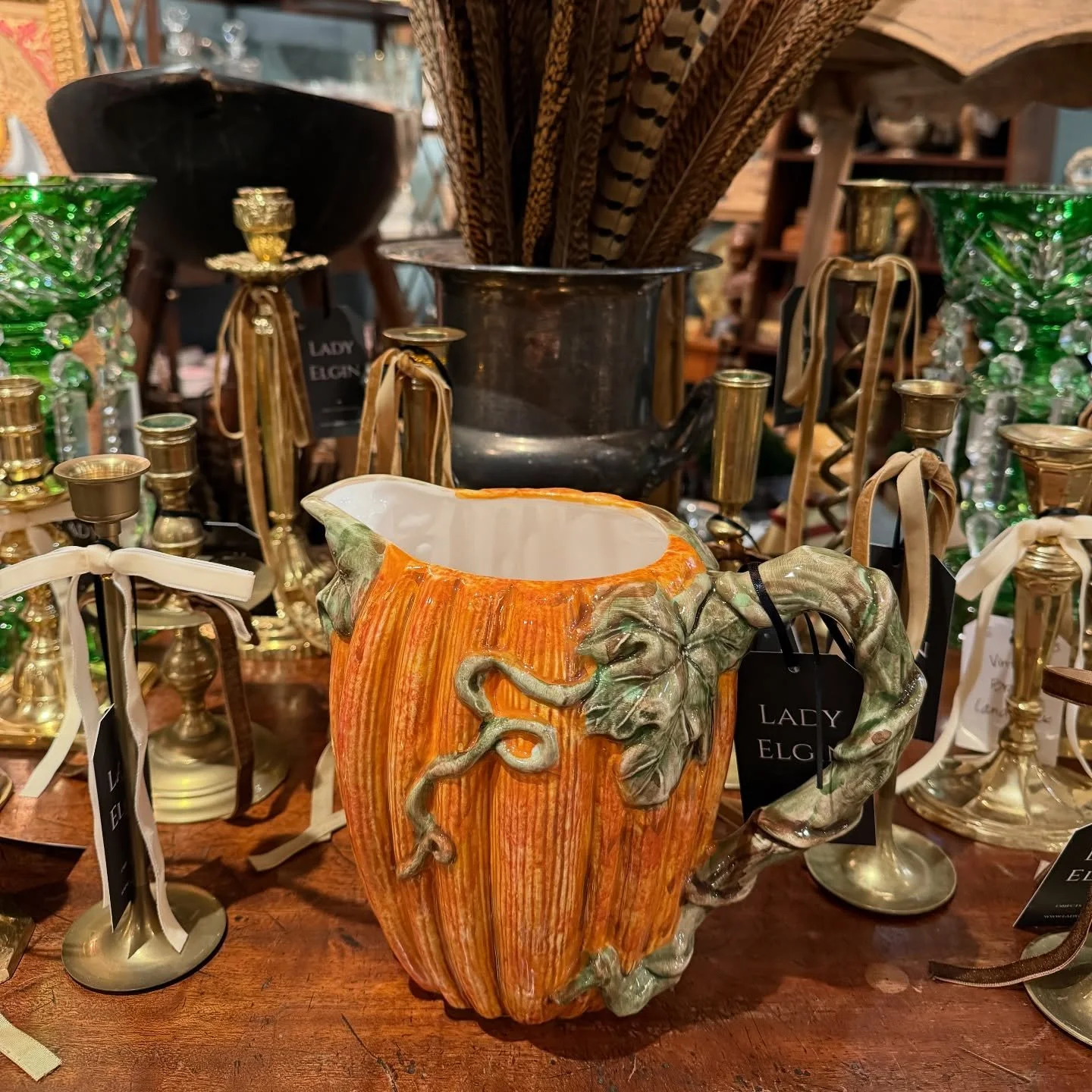 As we transition onto a new season, the dealers have been hard at work bringing in pieces with soul and depth to add to your home 🎃