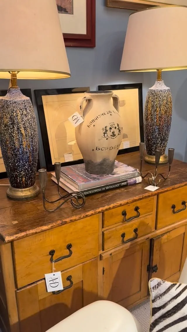 Autumn feels at the antique center 🕰️📚🍂