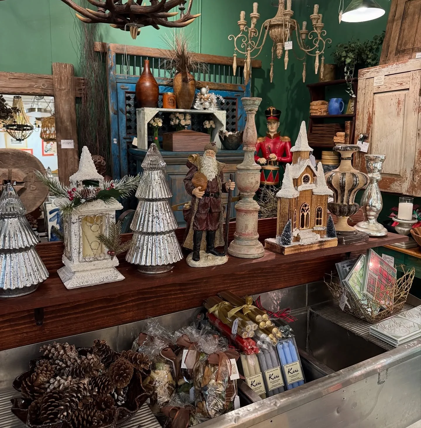 The hints of holiday sparkle are starting to give us the feels 🪄