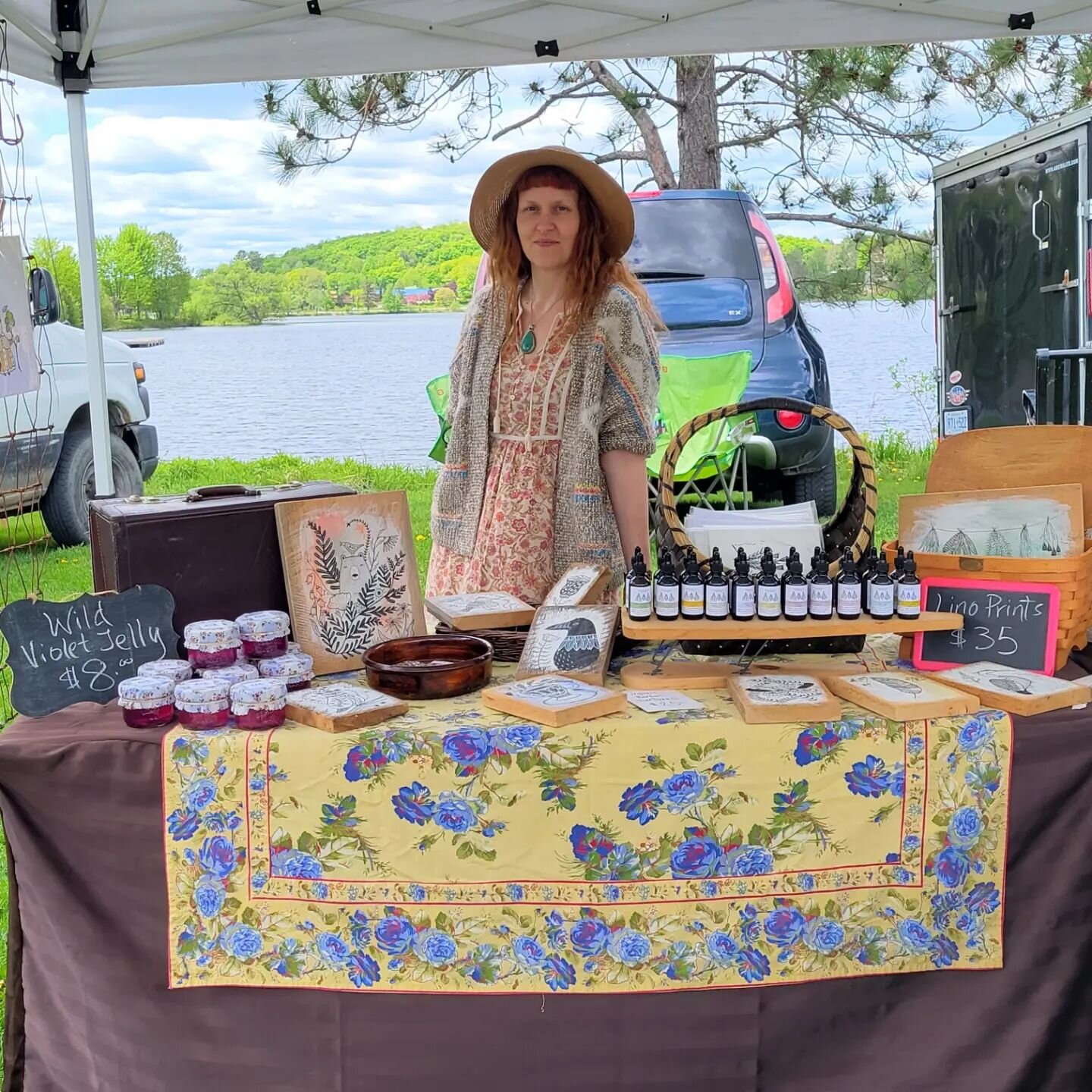 So excited to welcome @woodsmokeandlore to the @haliburton_farmers_market !! They have a beautiful array of art prints, tasty herbal eats, heirloom tomato starts, and herbal remedies and teas!! Check them out tuesdays in head lake park from 12-4pm!
.