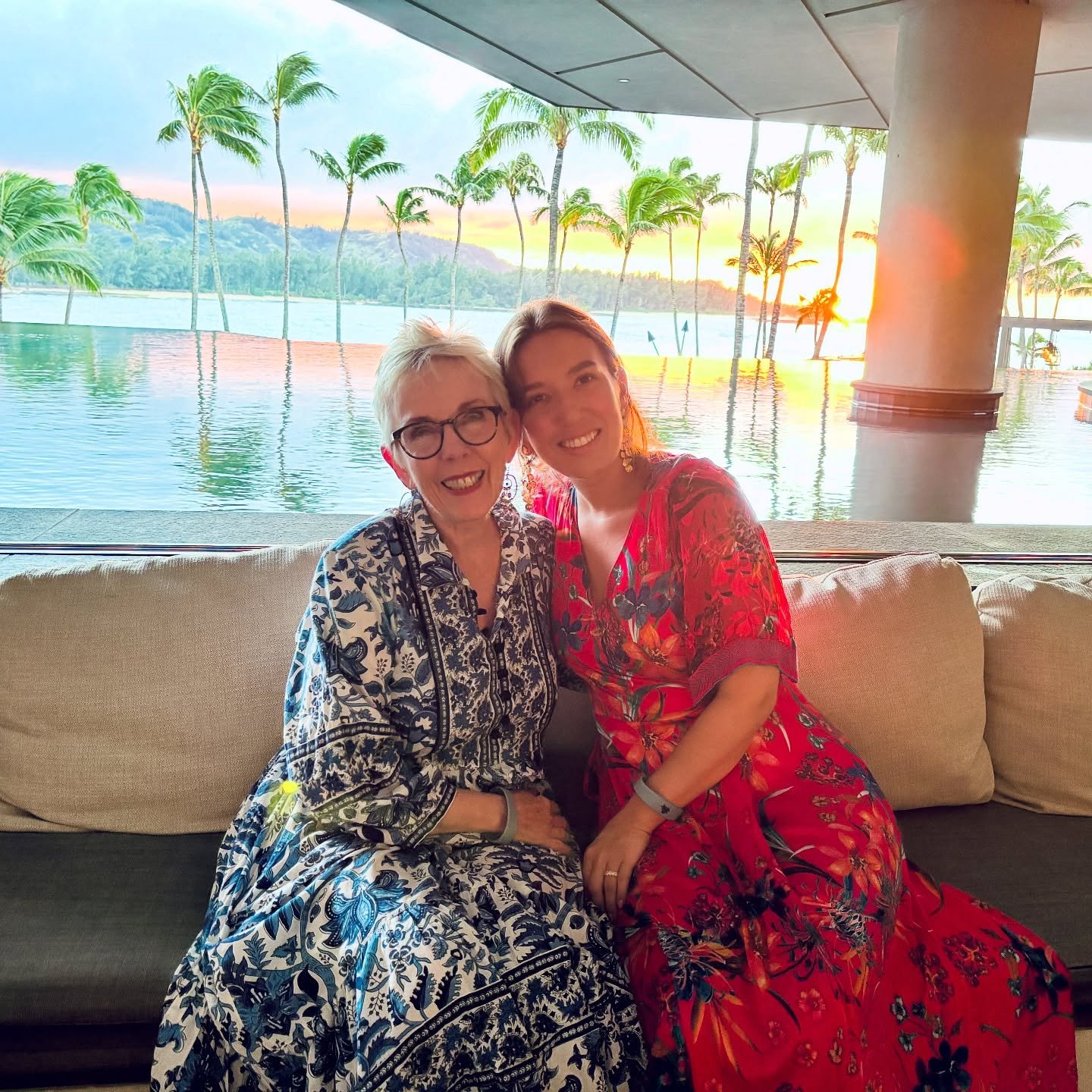 ➡️to the end to see our close encounter with a card shark 🃏🦈 My mom met us toward the end of our trip for her first visit to Hawai&rsquo;i 🌺🌊 A real treat to have spent an extra weekend exploring the north shore with her a week after running 26.2
