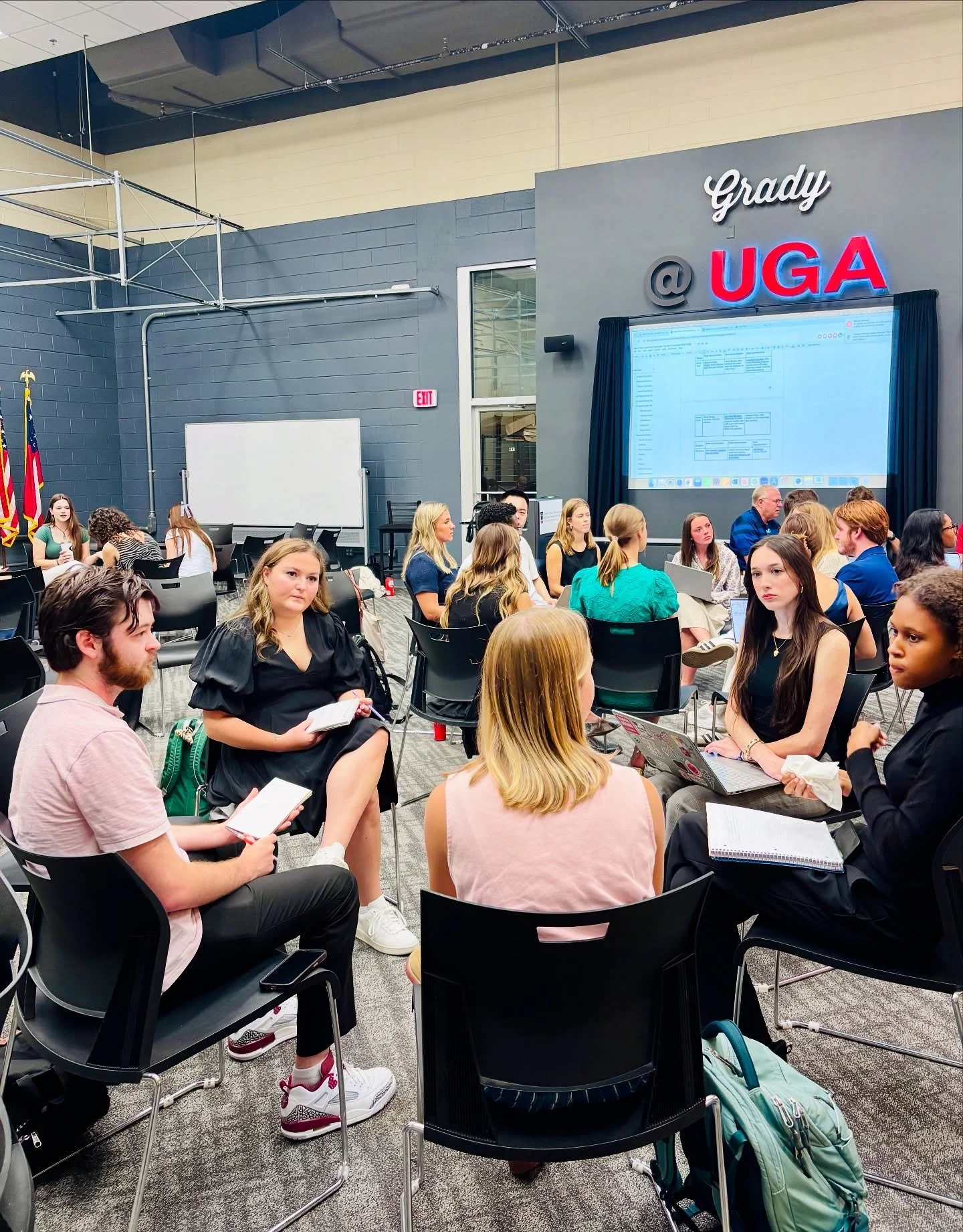 Nice to BEAT MEET &amp; GREET you! 📋✍️ Reporting I students met members of the UGA and Athens-Clarke County community who represent their newly assigned beats&mdash;Business 🛍️, City/County Govt. 🏛️, Climate 🌱, Music 🎹 and Religion 🕯️ @ugagrady