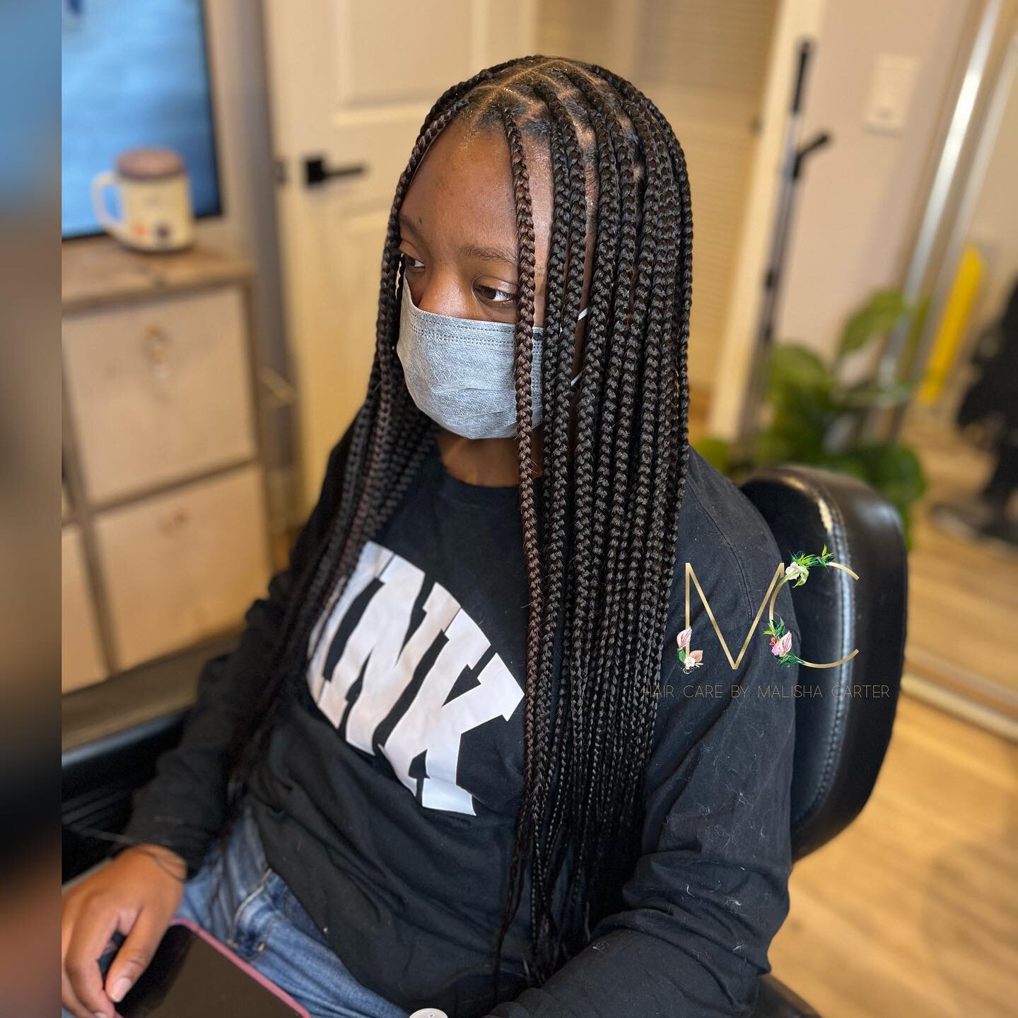 Medium knotless!
Shampoo, trim and braided up!
Swipe to the end and see the before.

#knotlessbraids #phillybraider #phillyhairstylist #fullservice