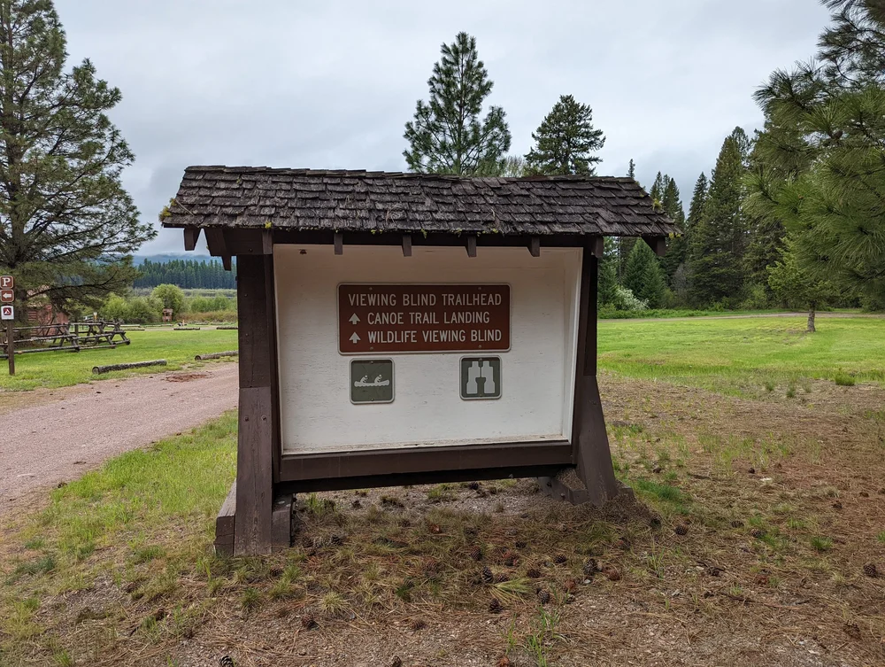  The trailhead sign in the parking lot 