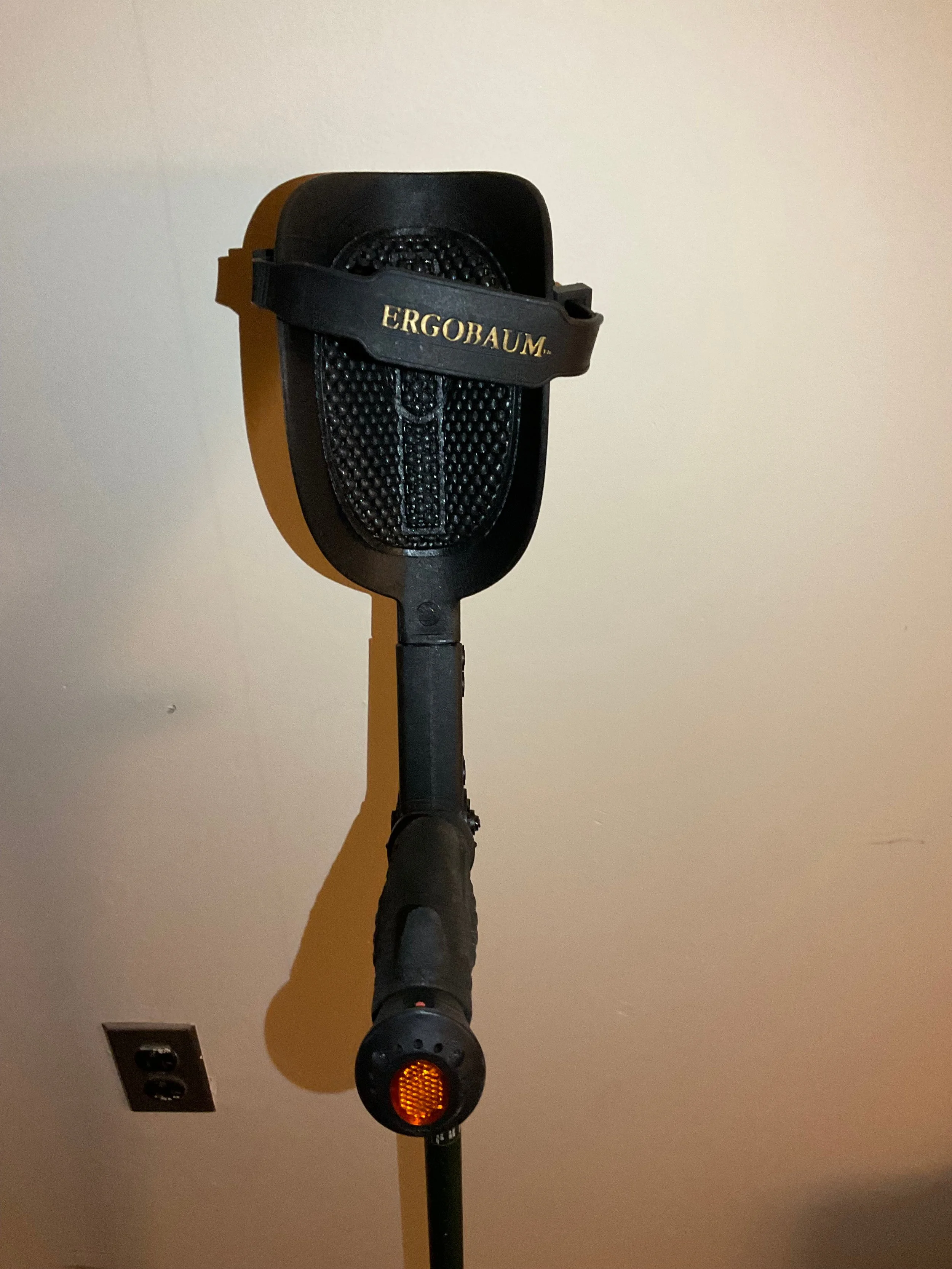   A front view of the Ergoactive crutch. The handgrip has a reflector and the forearm strap displays the brand name “Ergobaum”.  