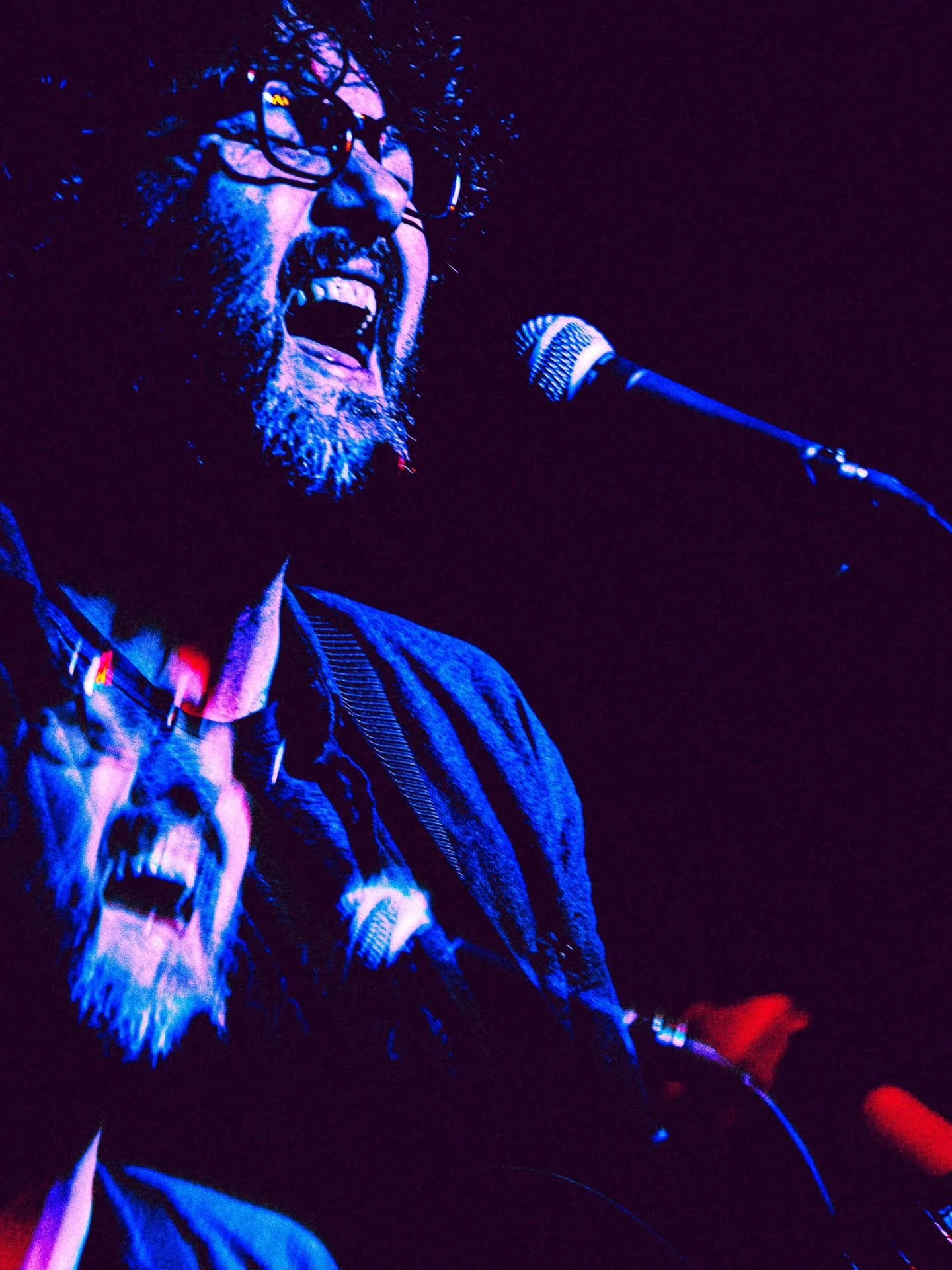 @lowwintersunband performing at the @phoenixbarandgrill 11/29/25
Photographed by @runegatestudio 
.
.
.
#concertphotography #livemusic #supportlocalartists #concertphotographer #livemusicpics