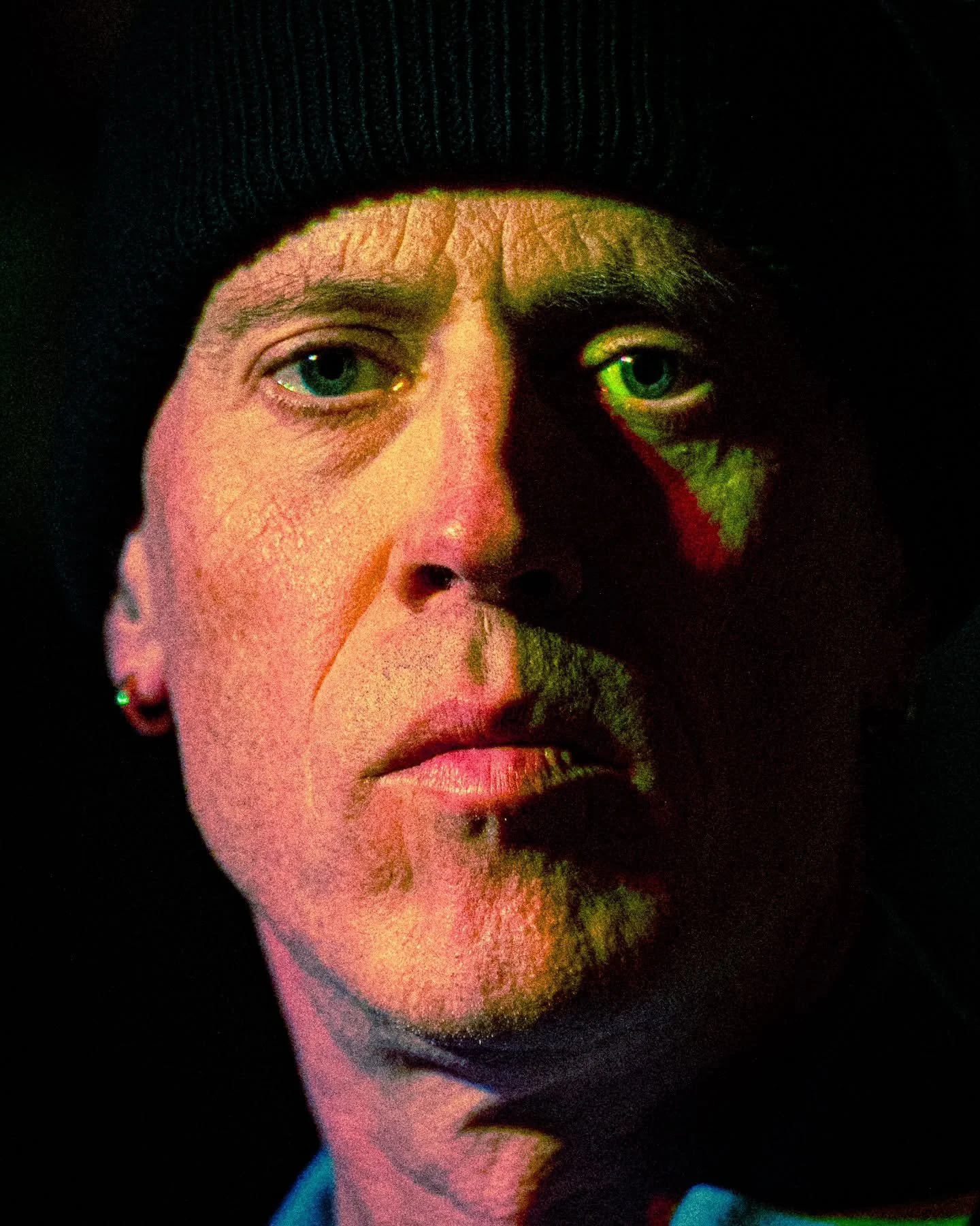 @thepoubelles performing at the @phoenixbarandgrill 11/29/25
Photographed by @runegatestudio 
.
.
.
#concertphotography #livemusic #supportlocalbands #punkmusicphotography #guitarphotography #longexposureportrait