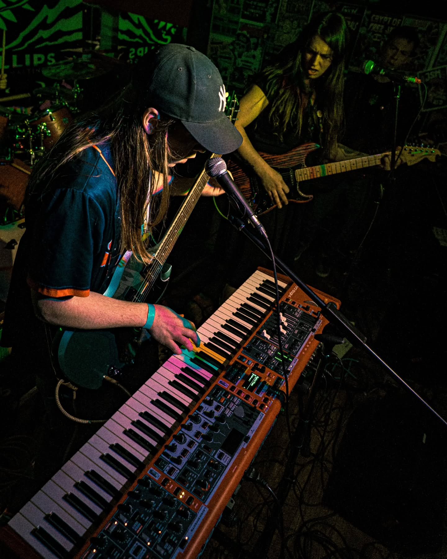 @dripping_fins performing at the @phoenixbarandgrill 11/29/25
Photographed by @runegatestudio 
.
.
.
#concertphotographer #blackandwhitephotography #musicportrait #musicianportrait #livemusic