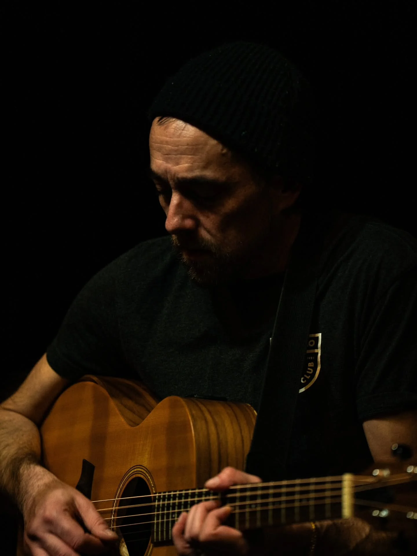 Justin of @pidginbandofficial performing at @littlefernwood 4/10/26
Photographed by @runegatestudio 
.
.
.
#livemusic #concertphotography #acousticguitar #folkpunk #musicianportrait