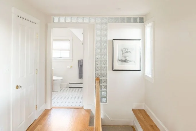 Light, texture, and transparency. This bathroom remodel proves that details make the space. Great work Hay Runner Team! 

#HayRunner #DesignBuild #completed 

📸 @peter.g.morneau