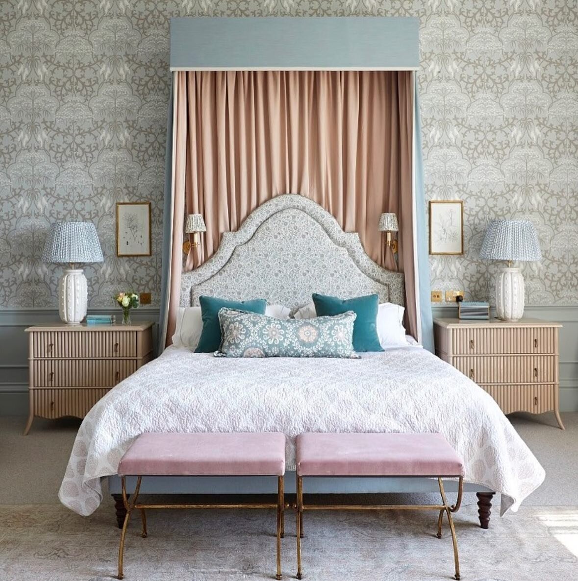 We may have lost an hour, but let&rsquo;s stay in bed 😴 &lsquo;Sunday Saves: Bedroom Edition&rsquo; is up stories.✨ We could spend all day in this beautiful bedroom by This gorgeous space from @johnstonparkeinteriors
&bull;
&bull;
&bull;
&bull;
📸: 