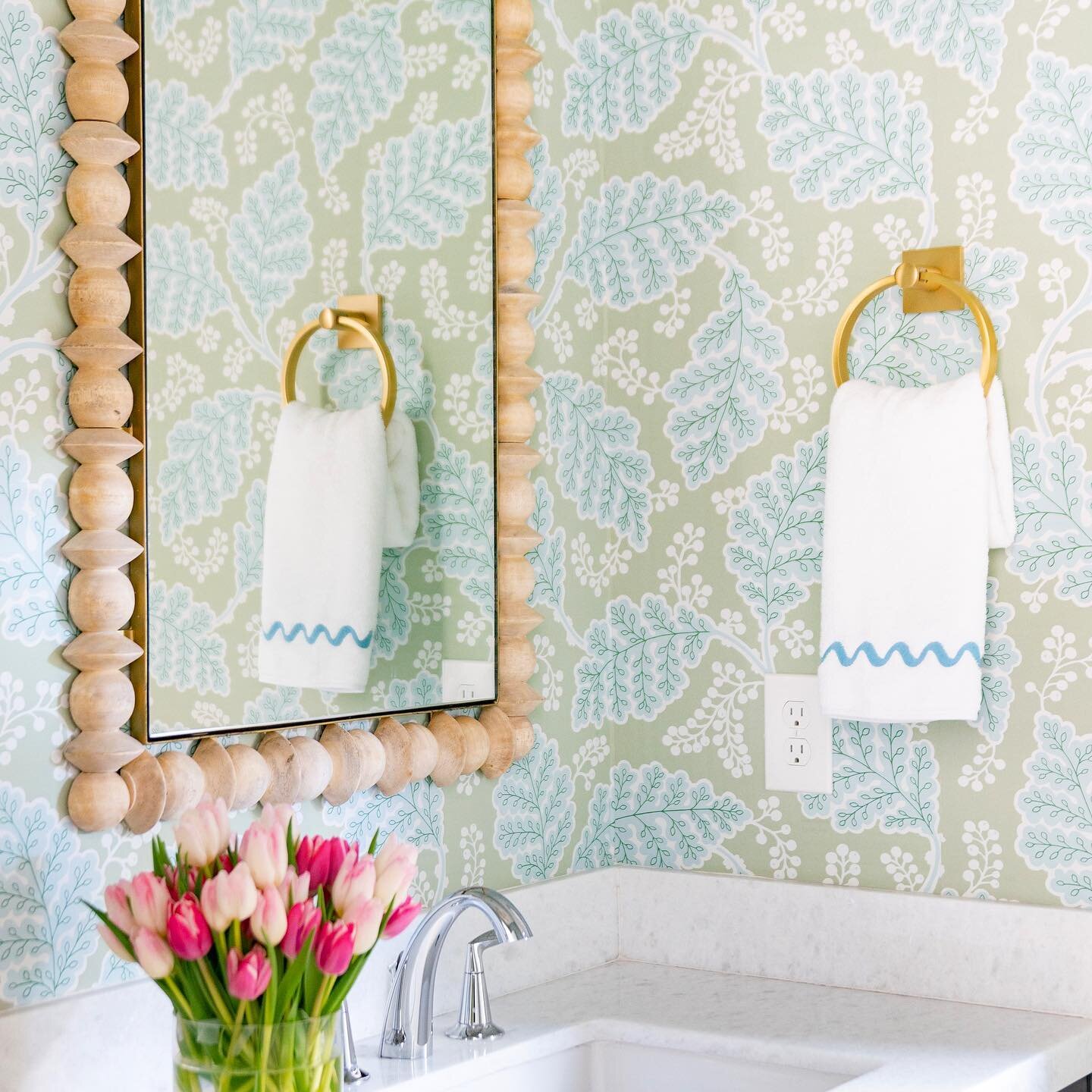 Bloom with good vibes ✌🏻Happy first day of spring!🌸🌼🌸
&bull;
&bull;
&bull;
&bull;
📸: @kristinelizabethstudio

#francesclaireinteriors #livebeautifully #interiordesign #interiordesigner #lasvegashomedesign #lasvegashomes #traditionalhome #mytradh