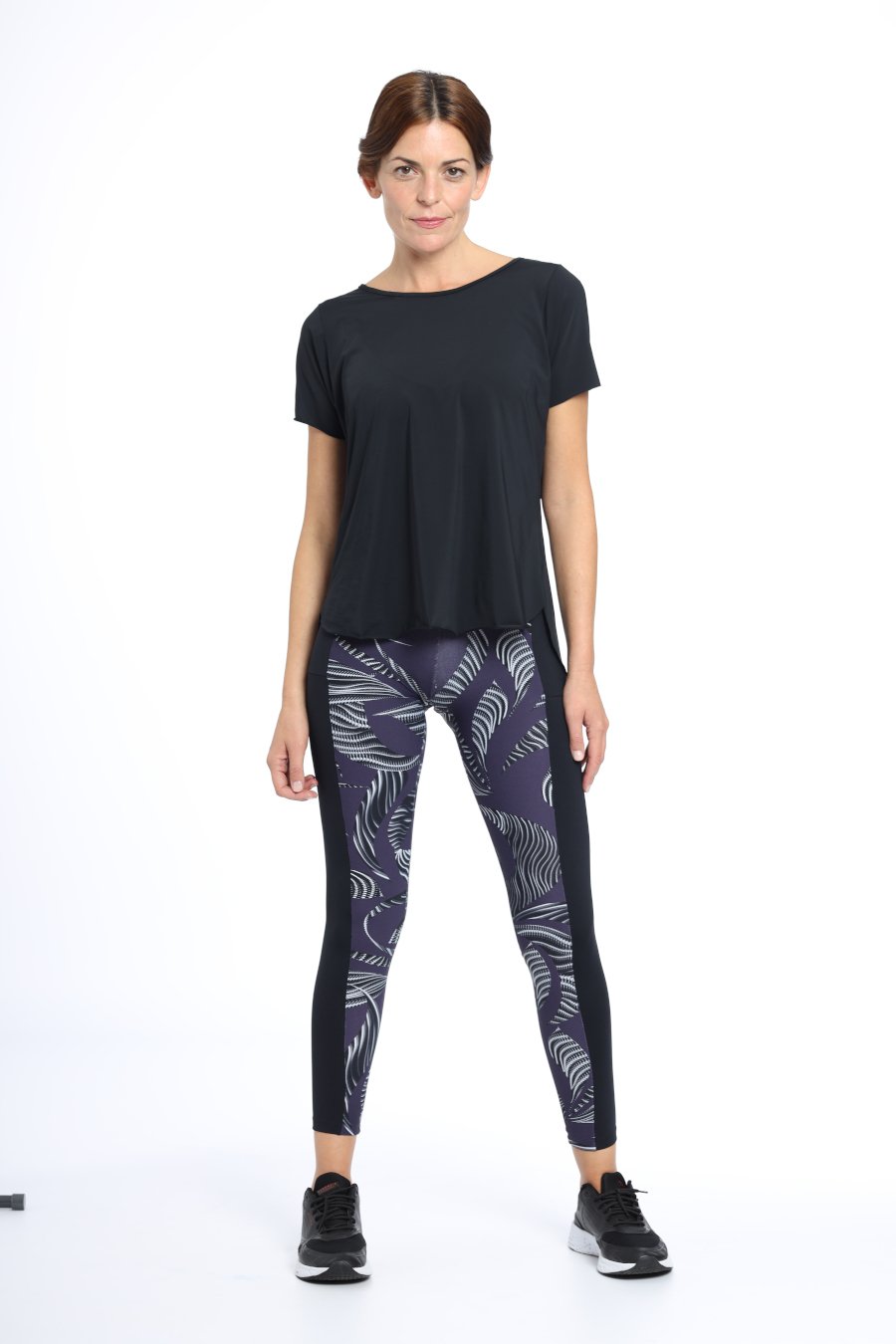 padel-leggings-paddle-tennis-pipa-lila-schwarz-vorderseite-model.jpg