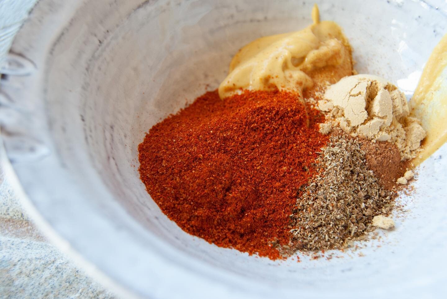 12-hour-pork spice mix. Paprika, ginger, mustard, cumin, cinnamon, garlic. You can find the method for this pork on my blog. Slightly different recipe but the same succulent pork 😍
.
.
#porkbraise #braisedpork #spicerub #spicerubbedpork #garlicrub