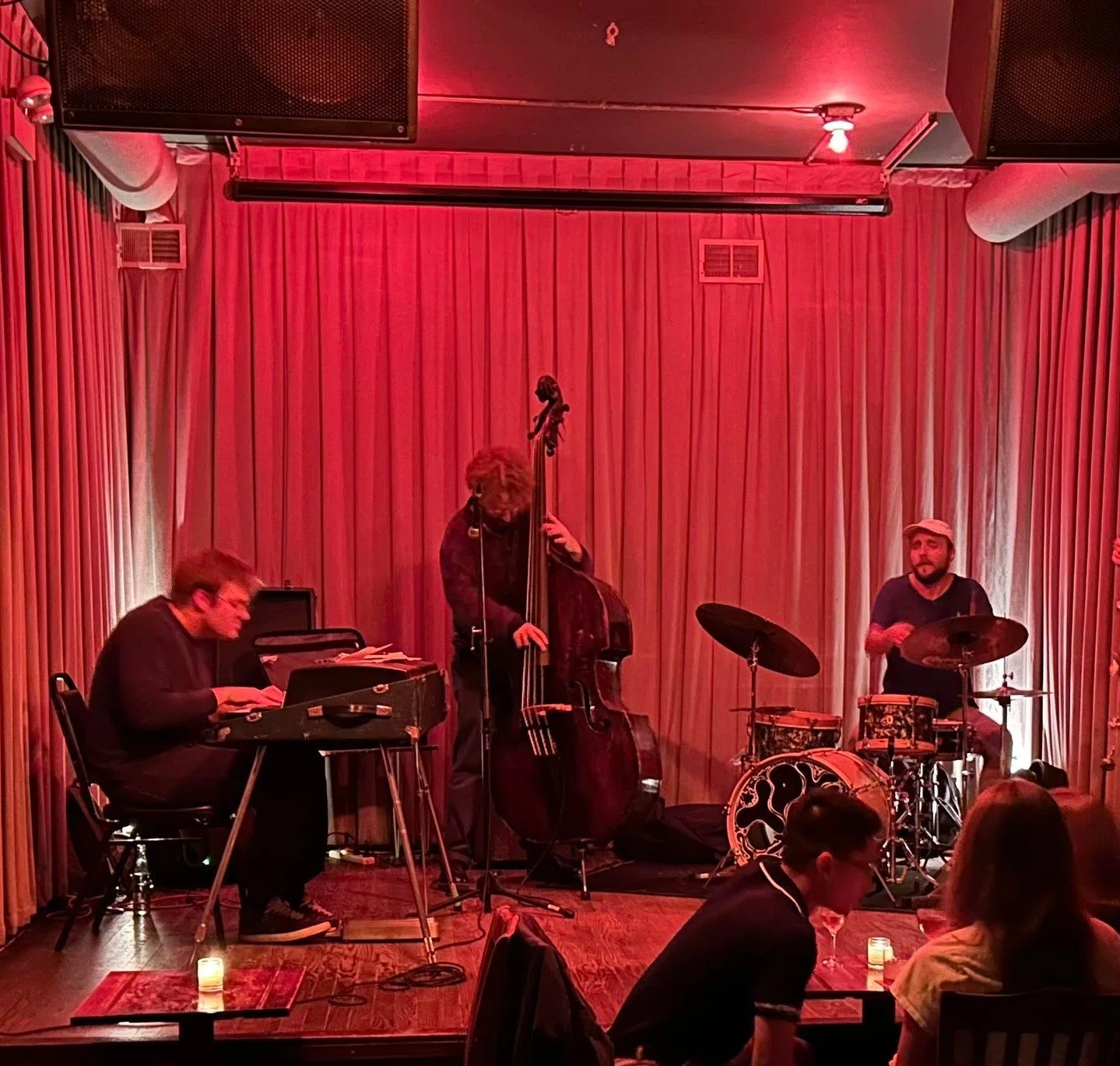 Candlelight, mistletoe, and a piano tracing out winter melodies. Settle in as Danstrom / Frankel / Lindenberg warms the room with festive classics.⁠
⁠
Jazz Under the Mistletoe:⁠
Sunday, December 7 at 8pm⁠
@andydanstrom / @owen_h_frankel / @solomonlin