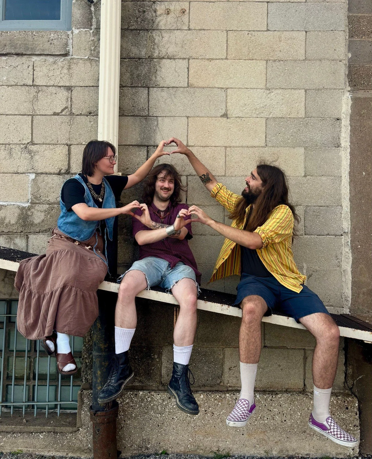 🥁 CHIRP Night is back on Sunday, May 31 with two distinct voices from Chicago&rsquo;s underground: Temp Hold drifts through rhythm-rich anti-jazz, while Molly Compton brings sharp, intimate songwriting and a homespun charm.⁠
⁠
Settle in with a cockt