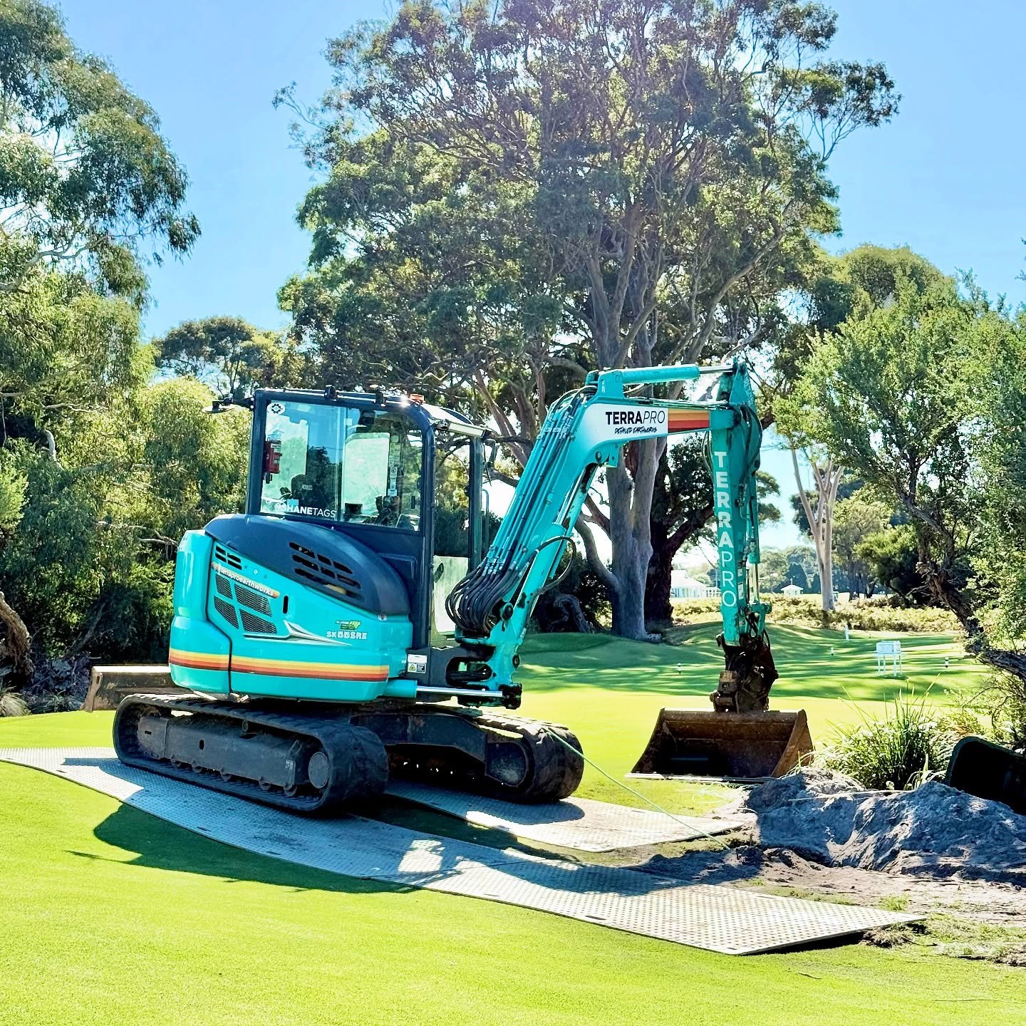Just casually waiting to tee off on the 4th @kingstonheathgc
Had a great day today getting in the 500+m of power supply for @bayside_electrical
Would love to come back with the clubs, looks like such a challenging and playable course. Gorgeous cont