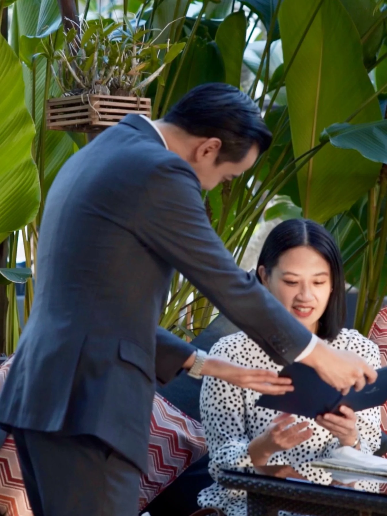 Service done right at @siamkempinski , calm, attentive, and thoughtful. 
@hotelsfilmed captures what makes hospitality feel genuine.
📸 #hotelsfilmed