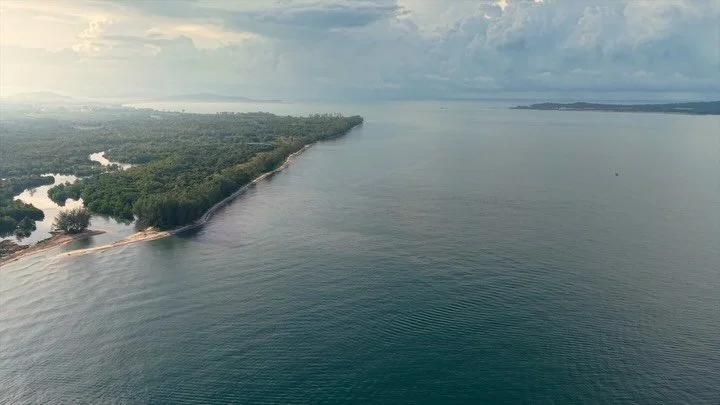 The scale of paradise, captured from above. Koh Sdach in all its coastal glory. 🚁 

Follow @hotelsfilmed for more cinematic stays 📸 

#hotelsfilmed #kohsdach #dronephotography #aerialview #cambodia islandlife destinationmarketing cinematic travelvi