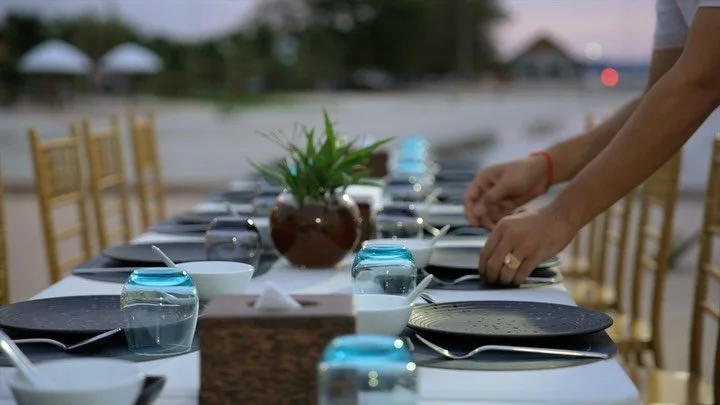 From the first warm welcome to the perfect sunset dinner. @hotelsfilmed captures the effortless luxury✨

📸 @hotelsfilmed

#royalbeachresort #kohrong #islandluxury #hotelmarketing #cinematic