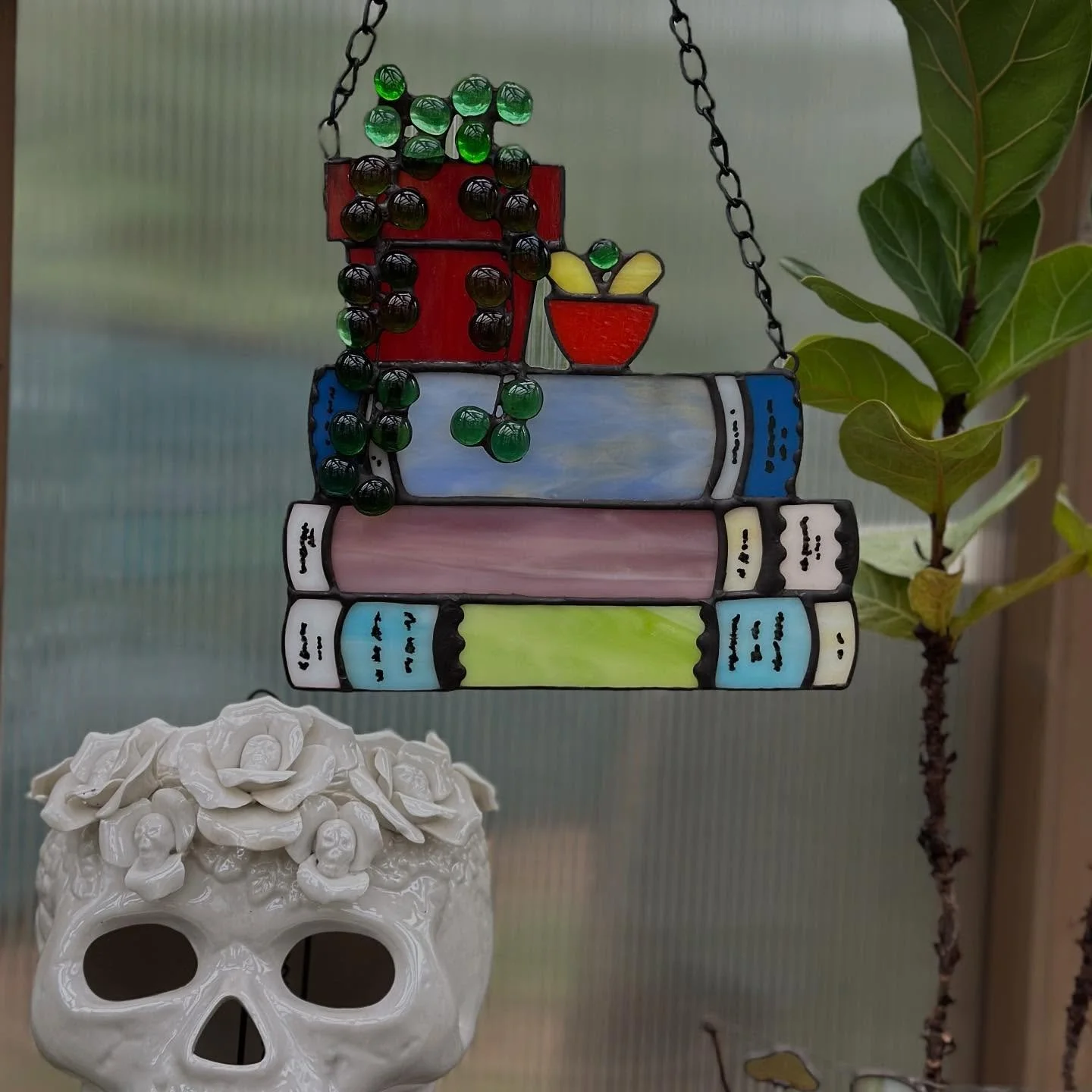 Everyone has a story to tell 📖 

#stainedglass #stainedglassartist #stainedglasssuncatcher #book  #books #plants #stringofpearls #storytelling