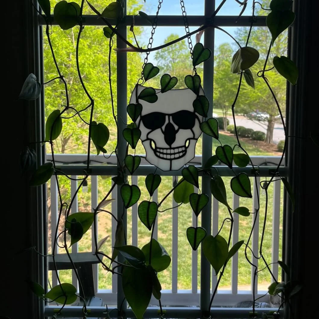 One of my favorites, I have so many favorites, and this one made it to its forever home 🖤💀🖤 It looks SO good. It&rsquo;s hard to tell the difference between the real leaves and the Stained Glass leaves.

#skullart #skullplanter #skulllover #staine