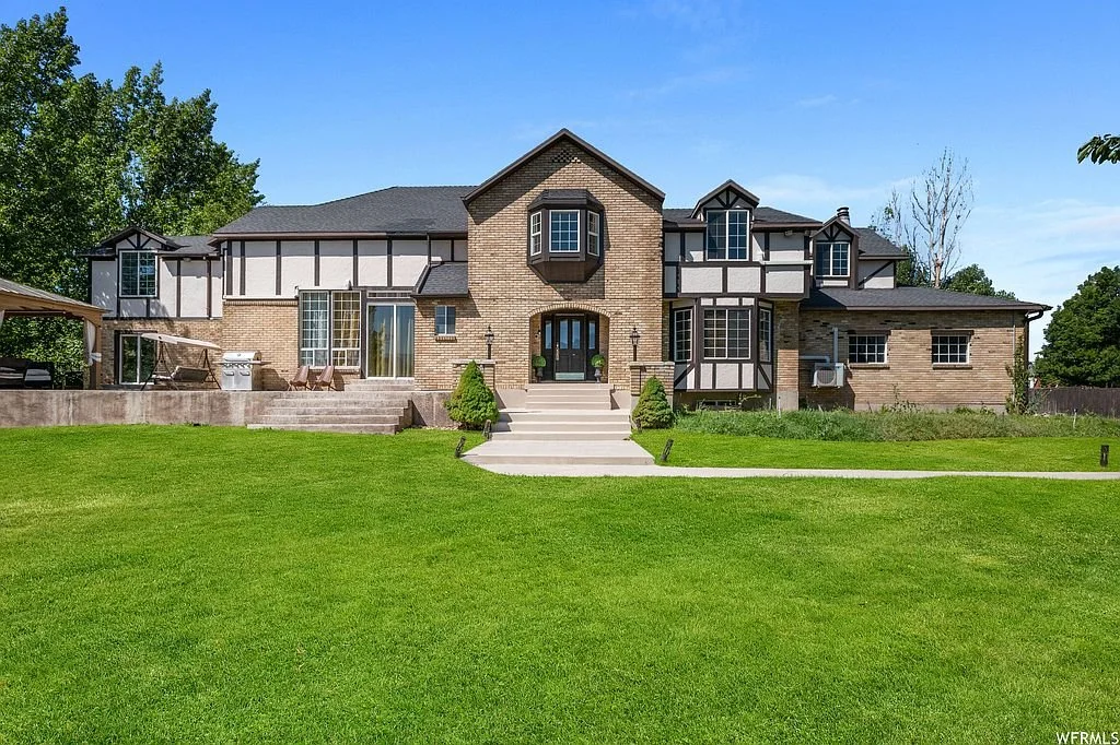 daytime front shot house.jpg
