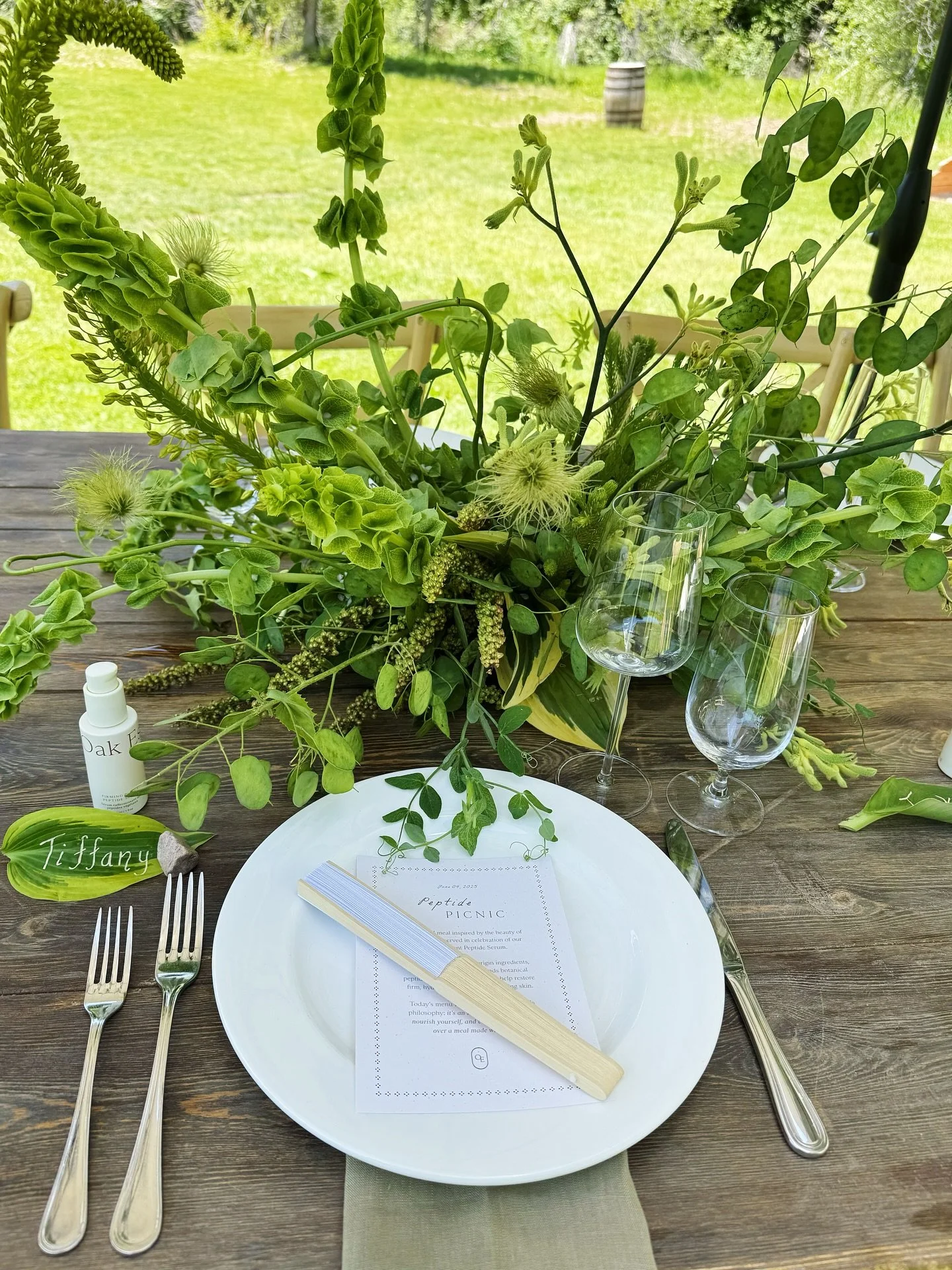 All green everything for the plant peptide serum luncheon 🌿 @oakessentials 

#luxuryflorist #parkcityutah #moandcofloral