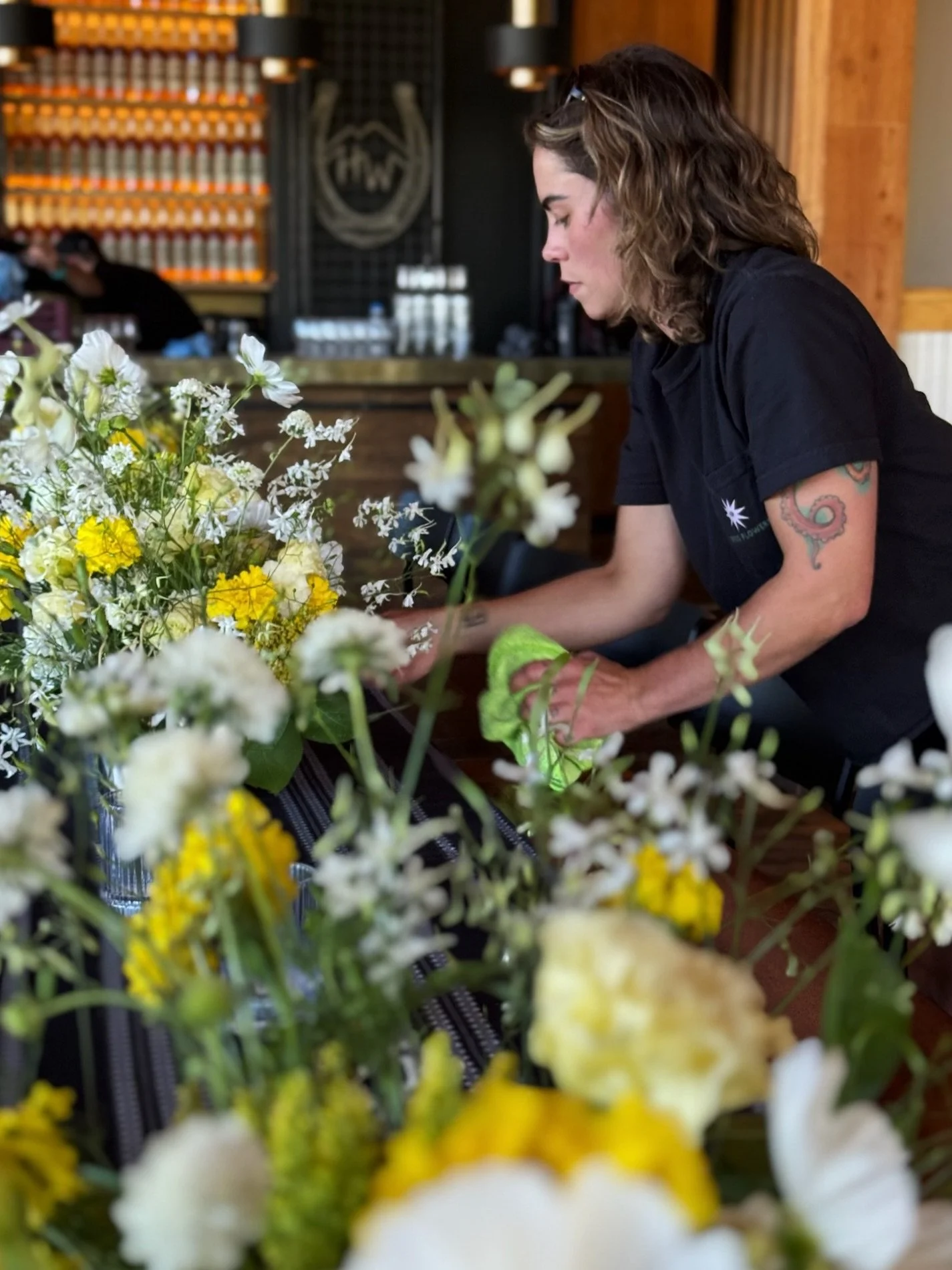 The most important part of any event setup - the last minute zhoosh! Wildflowers for @accessdmc @drinkhighwest 🌼

#corporateeventflowers #wildflower #highwestdistillery #moandcofloral #centerpieces