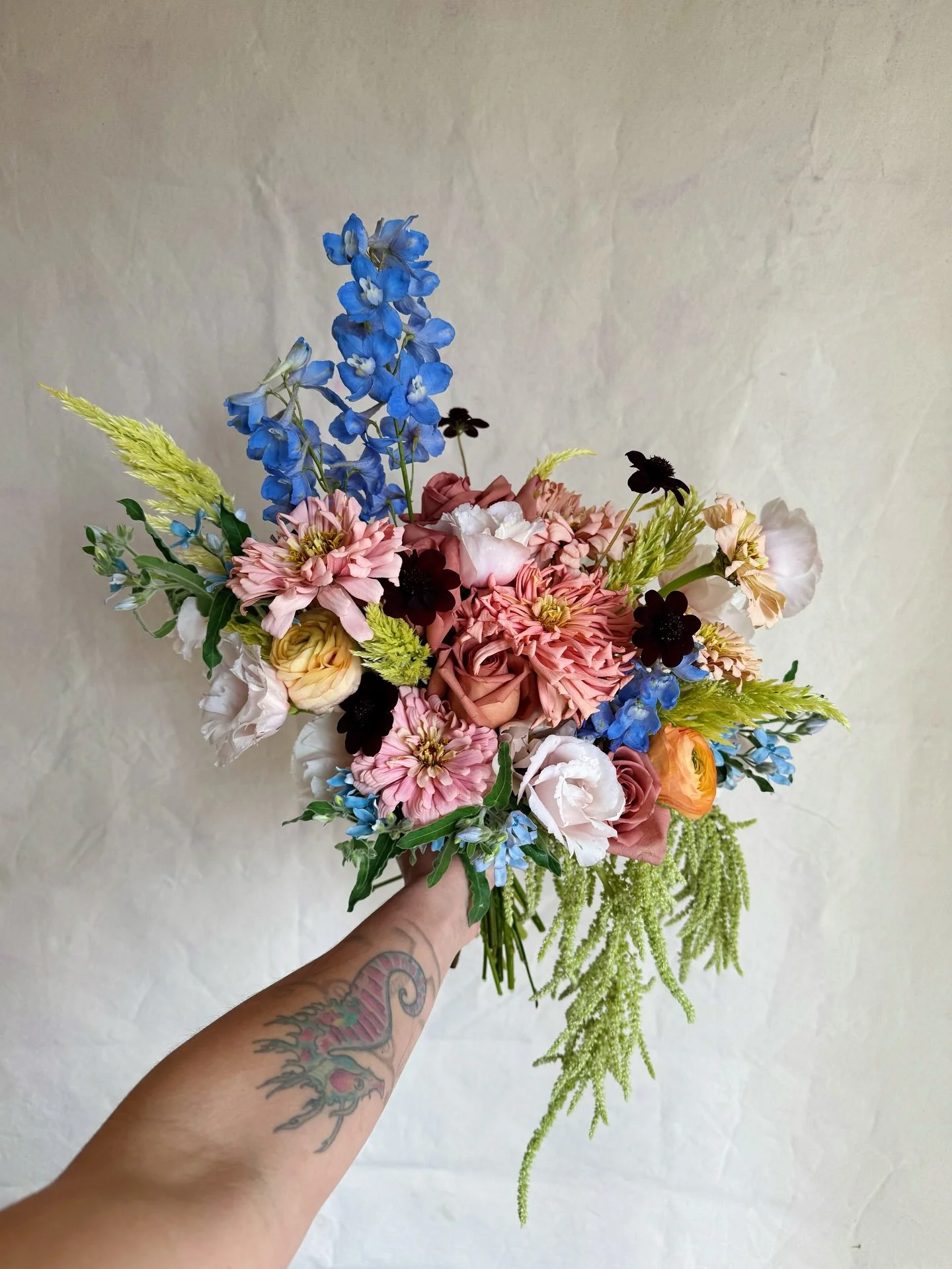 And the bridal bouquet to match 💕 @katie_damon 

#moandcofloral #parkcitywedding #bridalbouqet #welovecolors