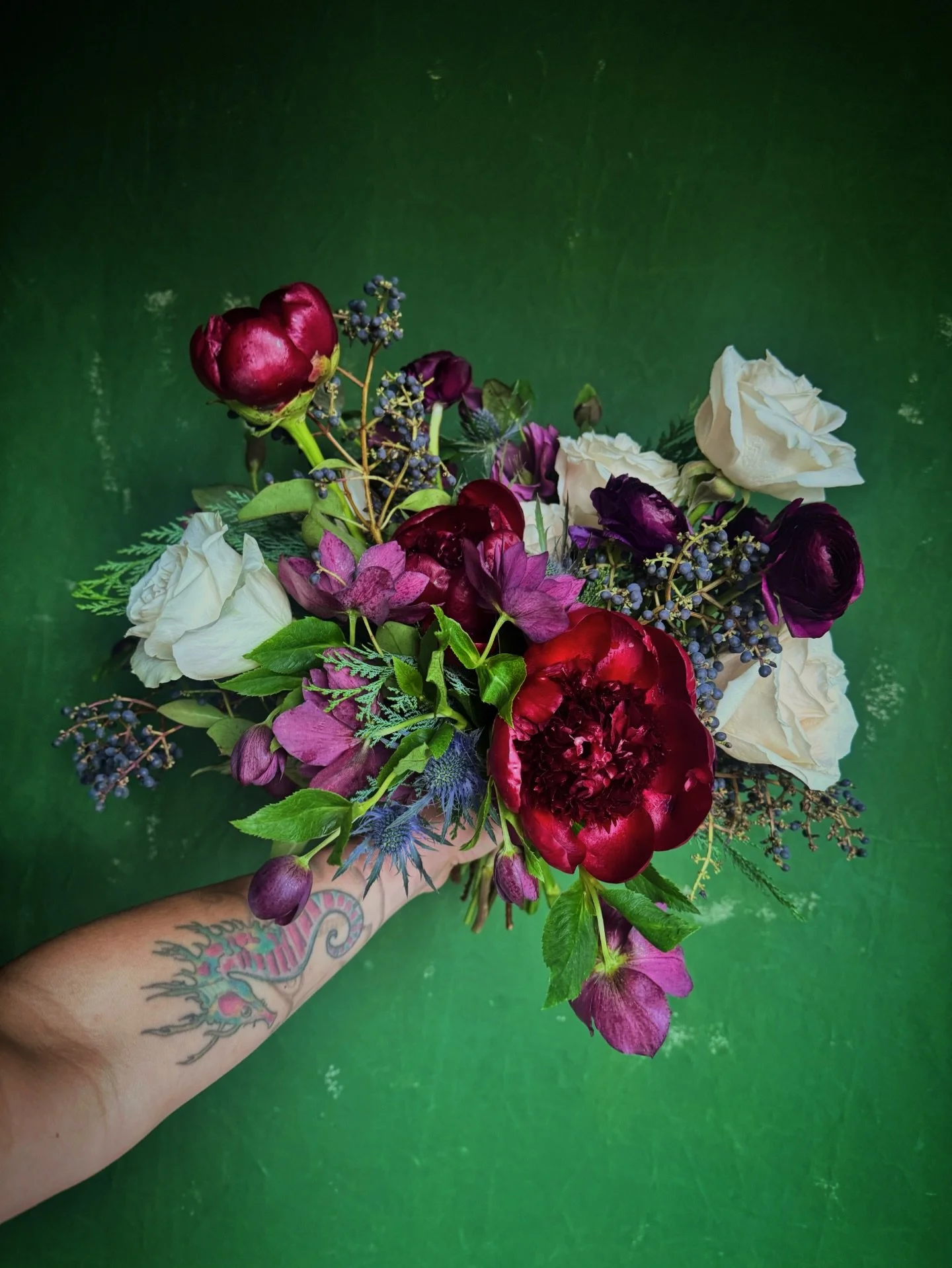 Winter elopements call for the moody blooms 🥀

#bridalbouquets #winterwedding #moandcofloral #parkcityflorist