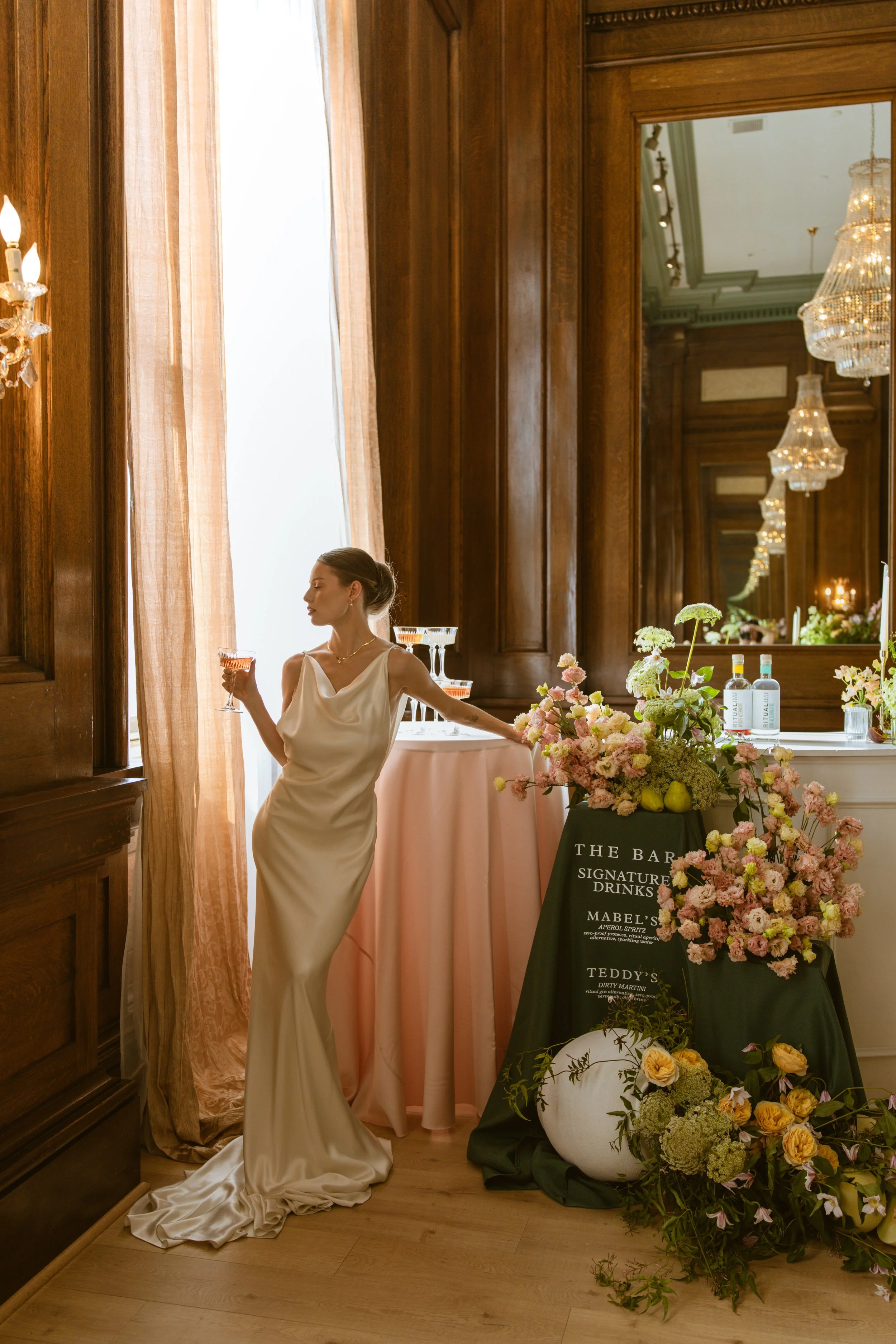 spring summer floral bridal editorial utah park city florist bouquet 
Magazine @rockymtnbride
Lead Photographer & Art Direction @gpellegrino.photo
Planning & Design @rachelphippseventdesign
Floral @moandcofloral @fiftyflowers
Venue @madisonvenue
Brid