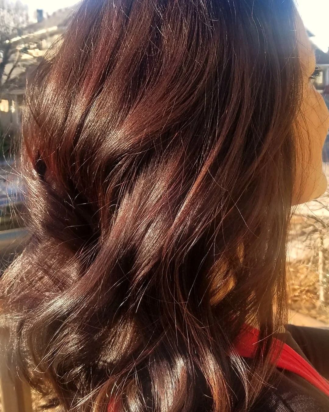 Some colors look completely different depending on where you catch them. Under salon light, this rich brunette from our stylist Lana Carter reads deep and moody &mdash; step outside, and all these warm auburn tones come through. Swipe to see both. ☀️