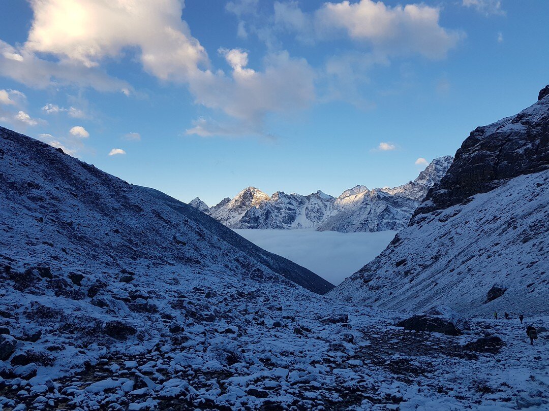 Dusting of snow and cloud in the valley below....trekking to Renjo La Pass, Everest region, Nepal⁠
.⁠
.⁠
.⁠
#sustainabletravel #responsibletravel #travelbetter #traveldeeper #changethewayyoutravel #conscioustravel #chickenfeettravels #nepal ⁠
#chicke