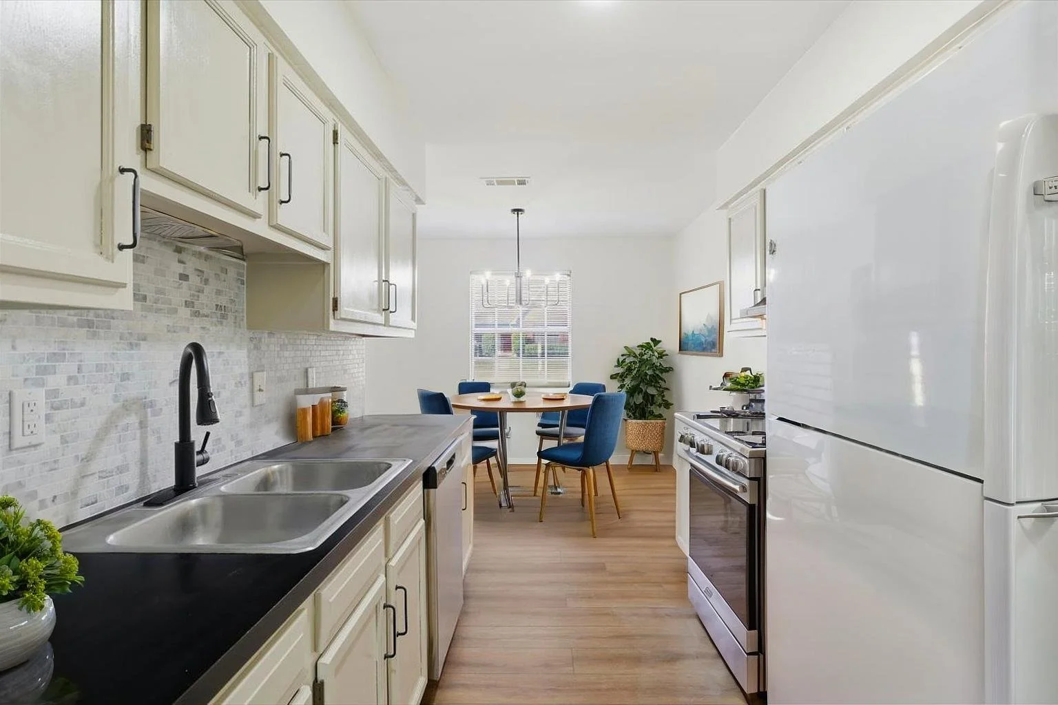 10-4615-Wyndallwood-Dr-_-Hometoursms.com - Dining Room - Mid-Century Modern - 0.jpg