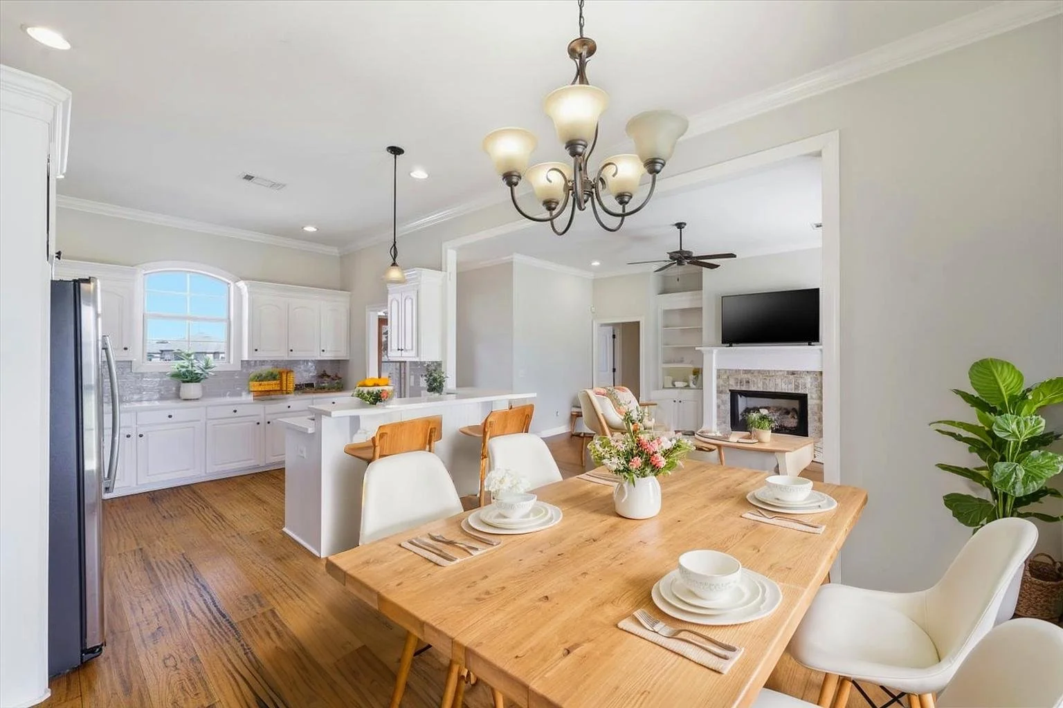 16-142-Western-Ridge-Cir-_-Home-Tours-MS - Dining Room - Scandinavian - 6.jpg