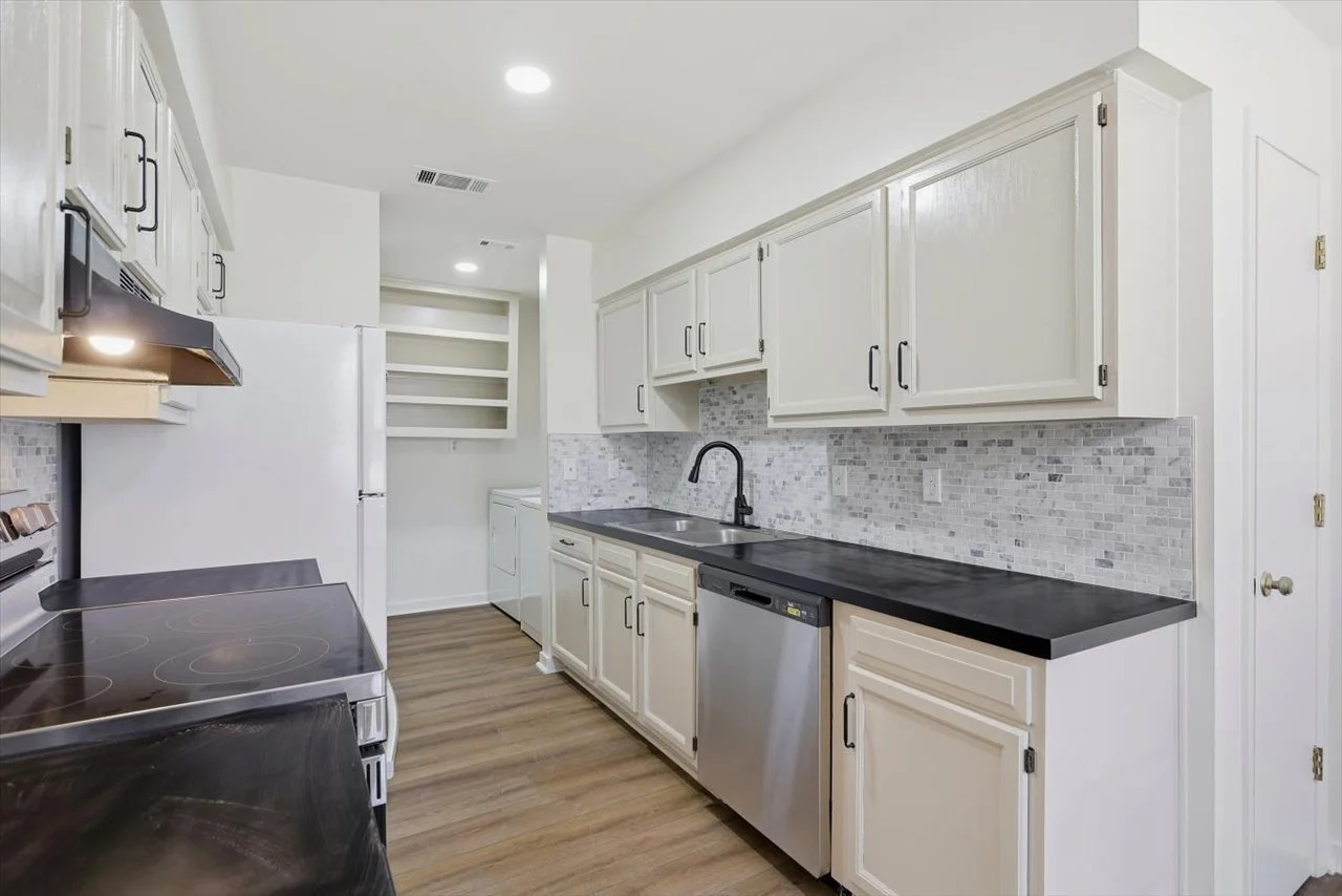 08-4615 Wyndallwood Dr _ Hometoursms.com.jpg