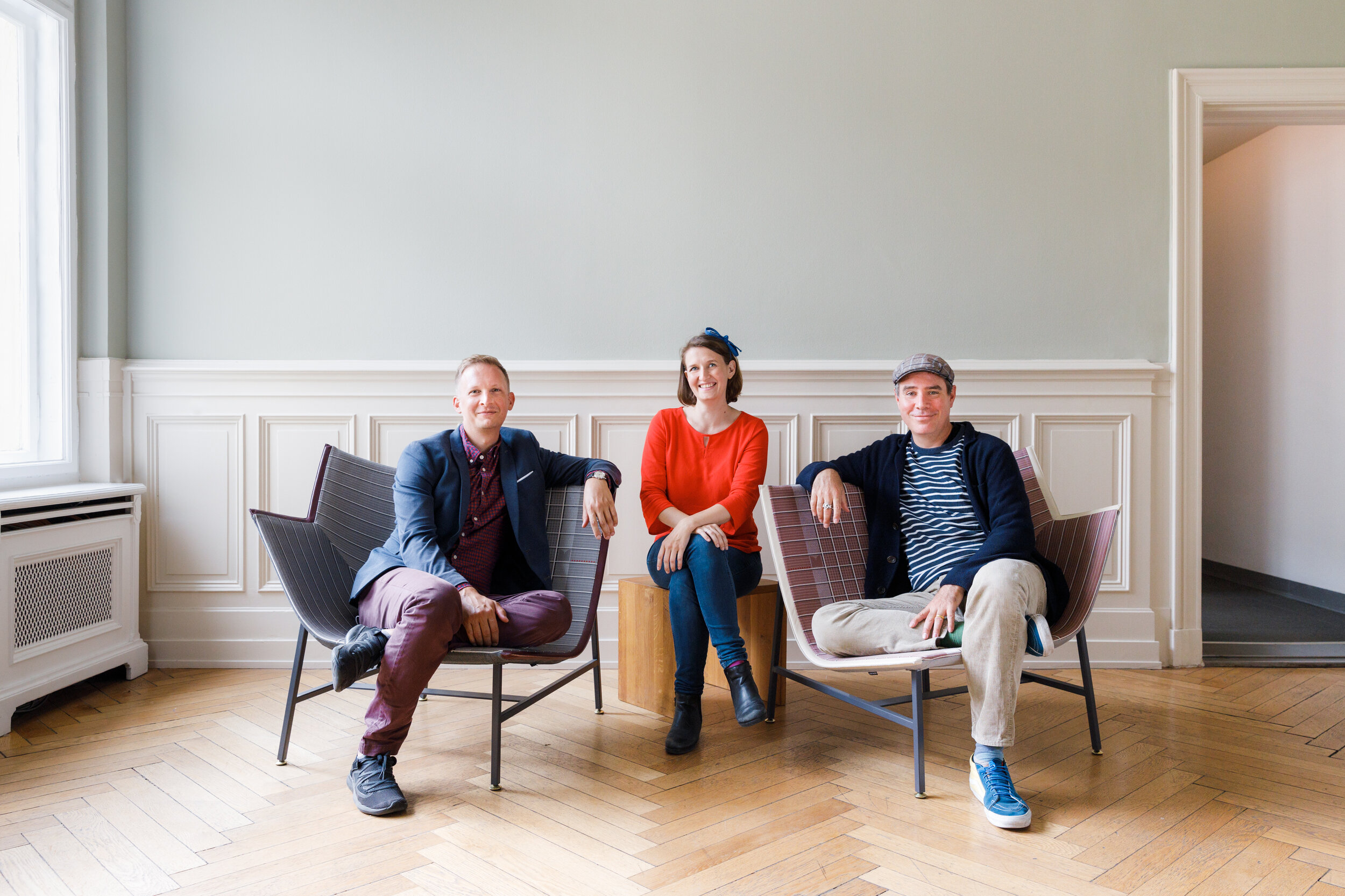 Von links nach rechts sitzen Fabian Schludi, Alicia Bühler und Ulf Eberspächer im Büro von C4 Berlin.