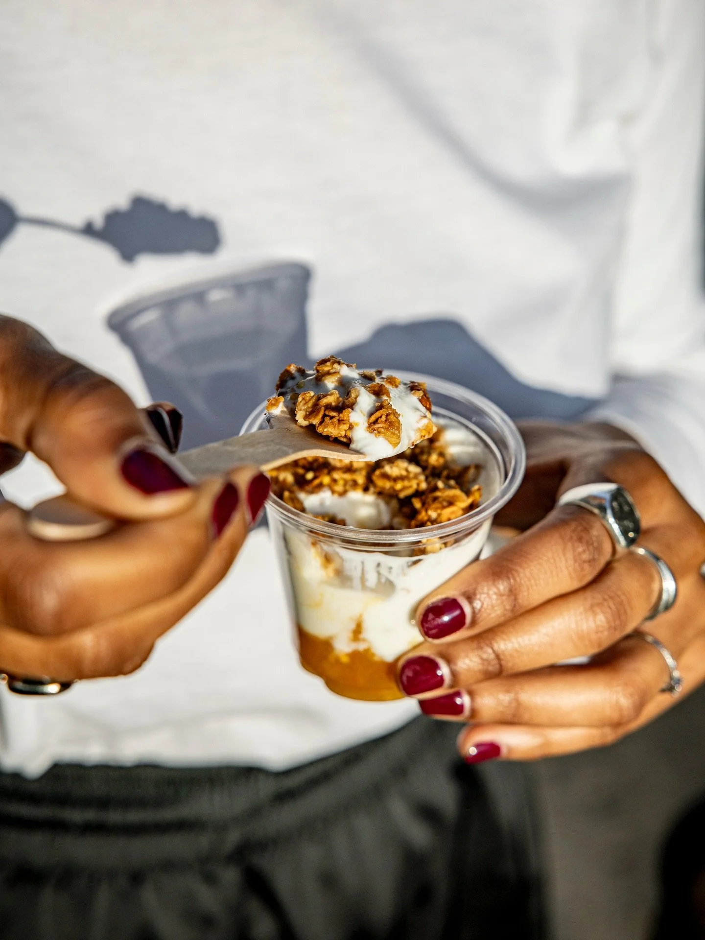 Un combo simple, frais et qui fait du bien
👉 fromage blanc all&eacute;g&eacute;, coulis de mangue et granola bio.
Le genre de dessert qui allie douceur, croquant et l&eacute;g&egrave;ret&eacute;&hellip; tout ce qu&rsquo;il faut pour finir ton repas 