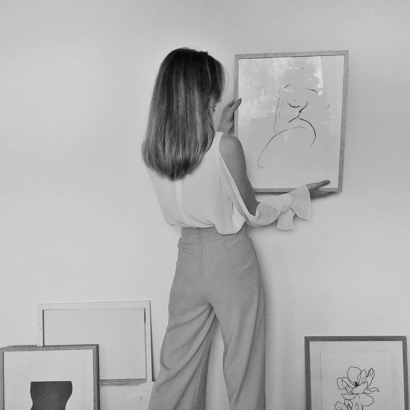 studio vibes 🤍 
.
.
.
#artstudio#minimalistart #minimalart#minimalartist#minimalistinterior #femaleartist#womendrawingwomen #womanartist #artstudiospace #artiststudiospace #artiststudio#monochromeart #myneutralhome #neutralaesthetics #minimalistaest