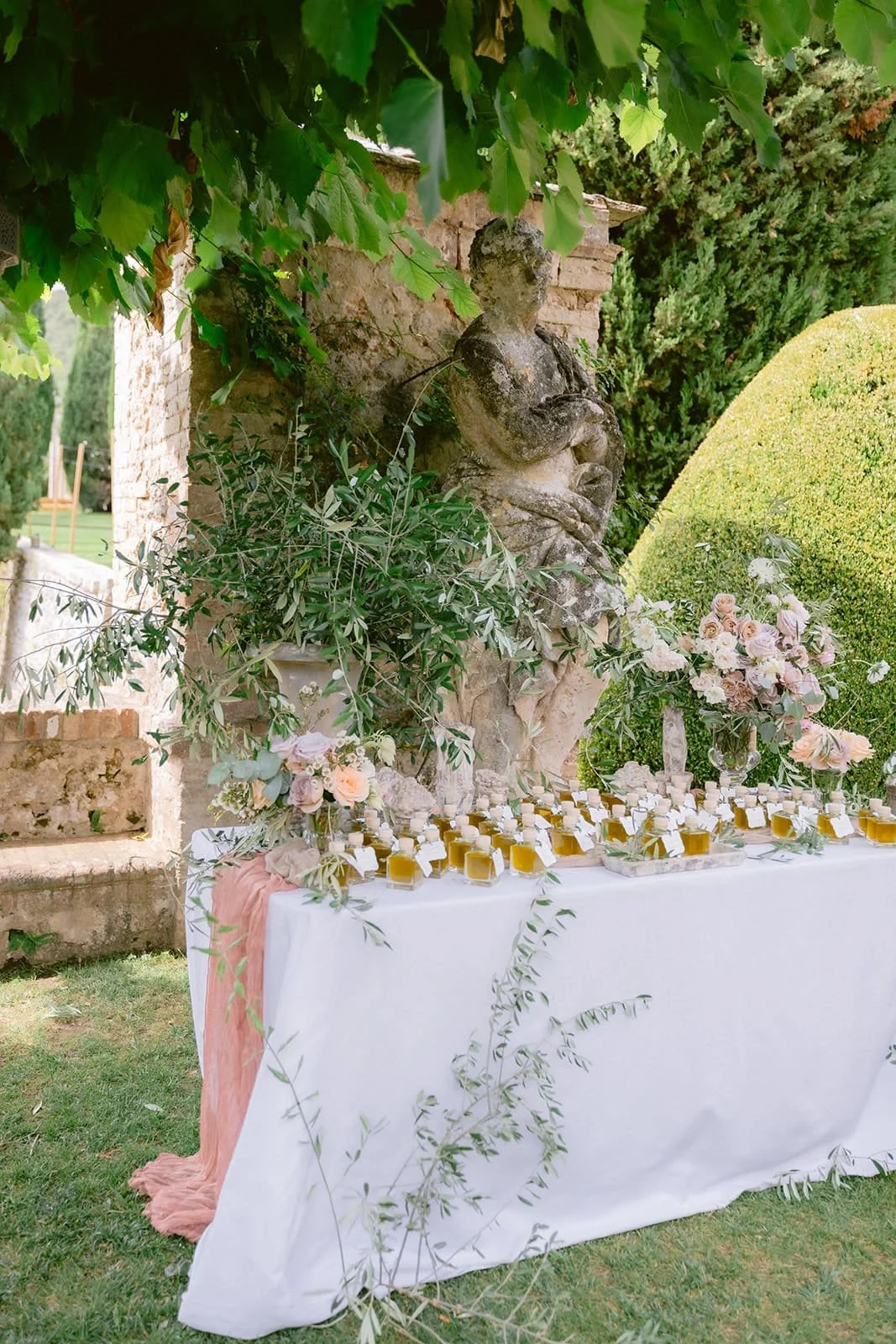 Escort cards table with olive oil