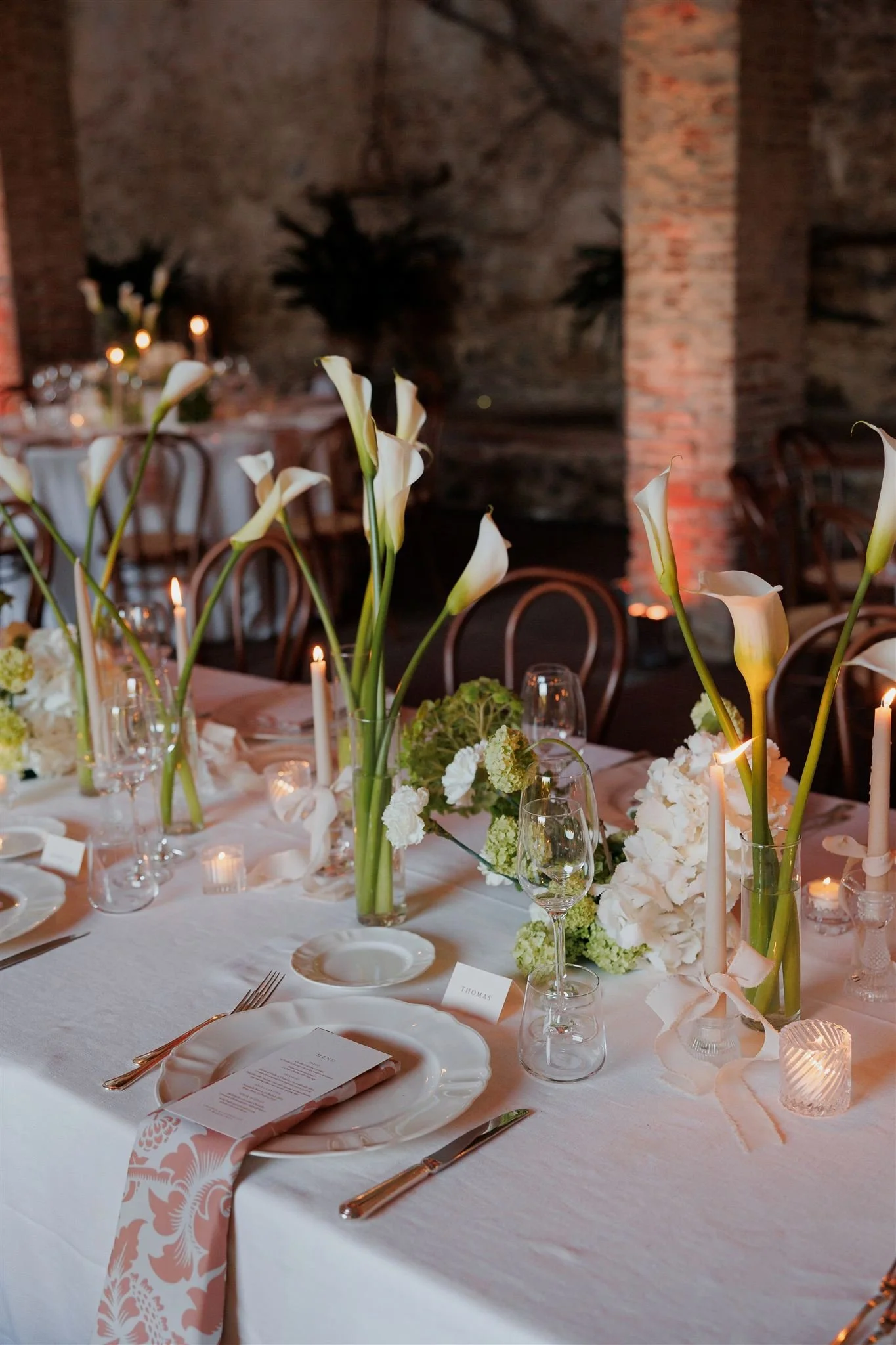 Wedding table decor with calla lilies